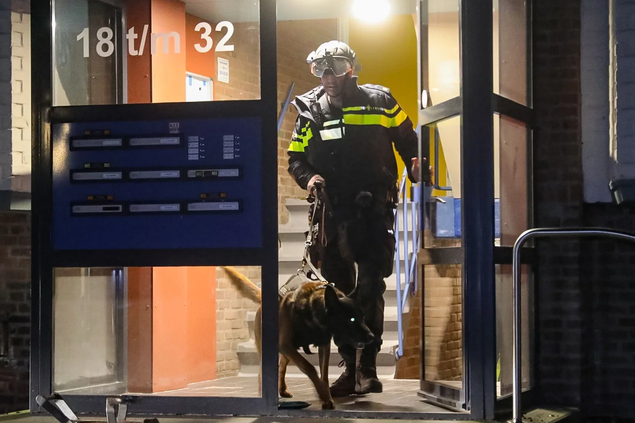 Man zwaargewond na steekpartij in Apeldoorn, politie valt huis van verdachte binnen