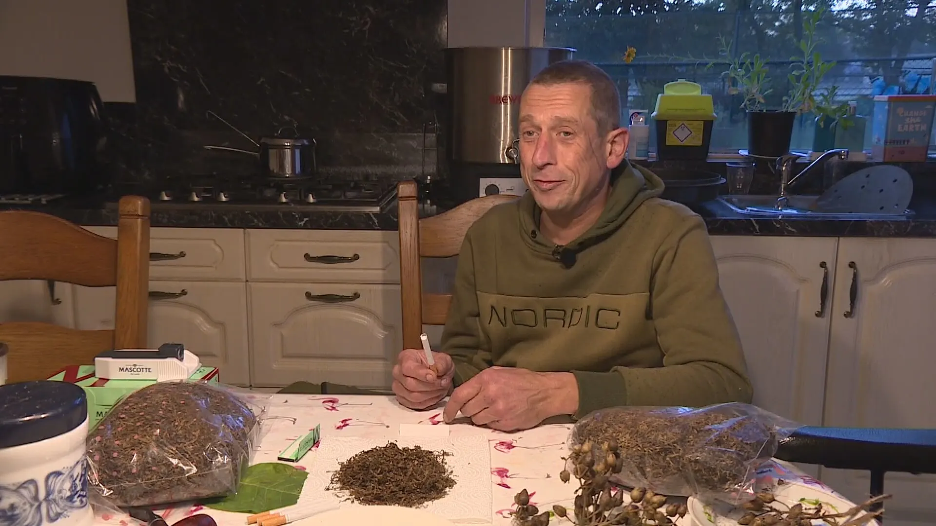 Carlo kweekt zijn eigen tabak en betaalt daarmee geen cent belasting