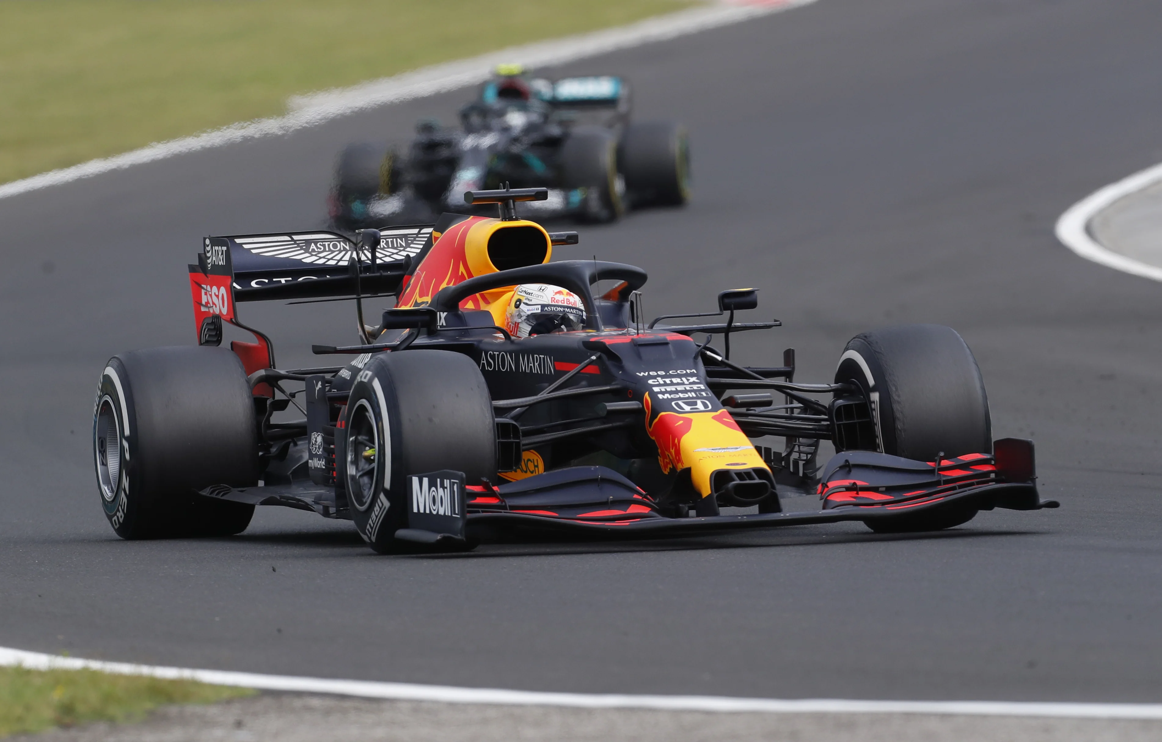 Verstappen ondanks crash in opwarmronde toch op podium Hongarije