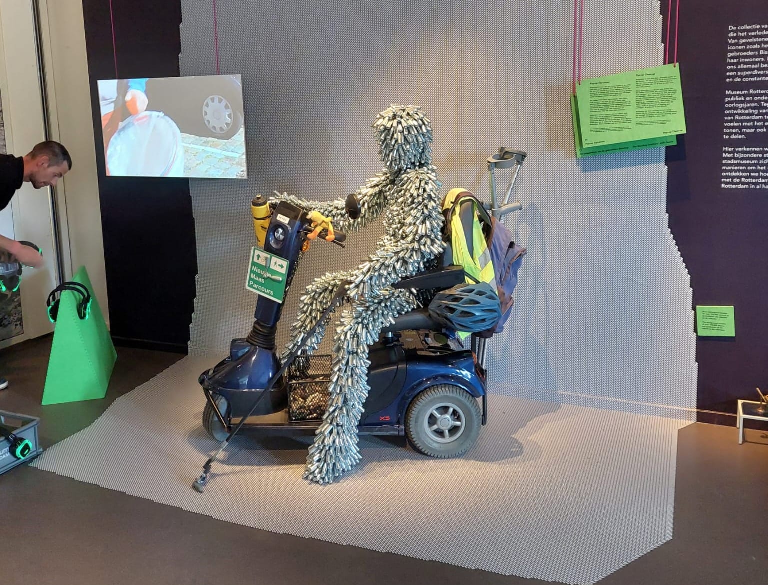 Standbeeld van lachgas is af: 'Stofzuiger van Rotterdam' met 25.000 patronen onthuld