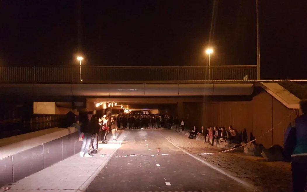 Politie levert jongeren bij hun ouders af na illegaal coronafeest onder snelwegviaduct
