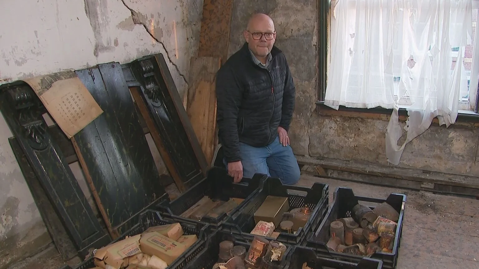 Bart vindt unieke schat onder oude vloer: Haagsche Hopjes uit 1942