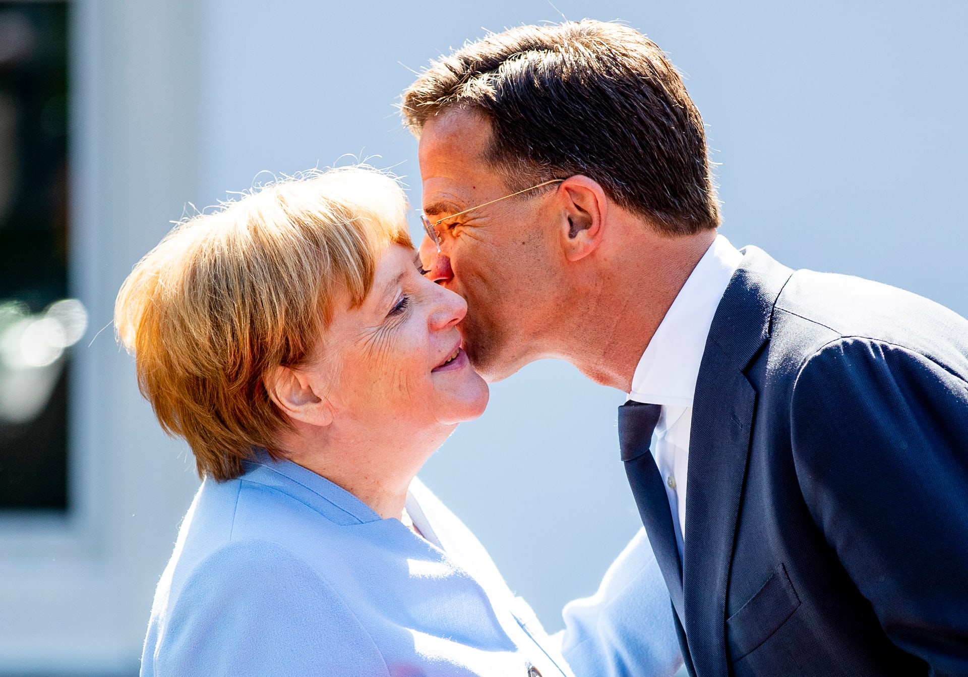 Drie zoenen als begroeting? Een op de drie Nederlanders stopt daar ook ná coronacrisis mee