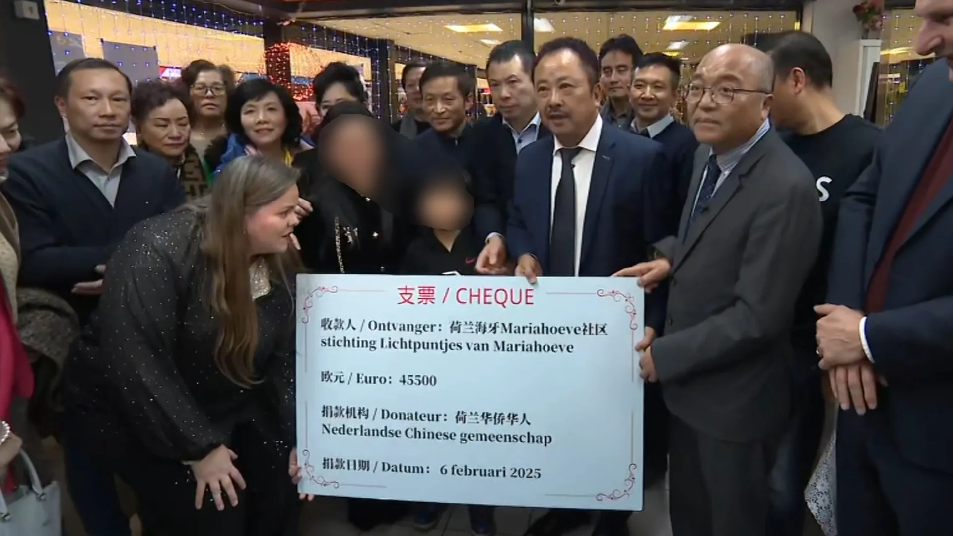 Emotioneel moment: Haagse stichting overhandigt eerste cheque aan nabestaanden Tarwekamp