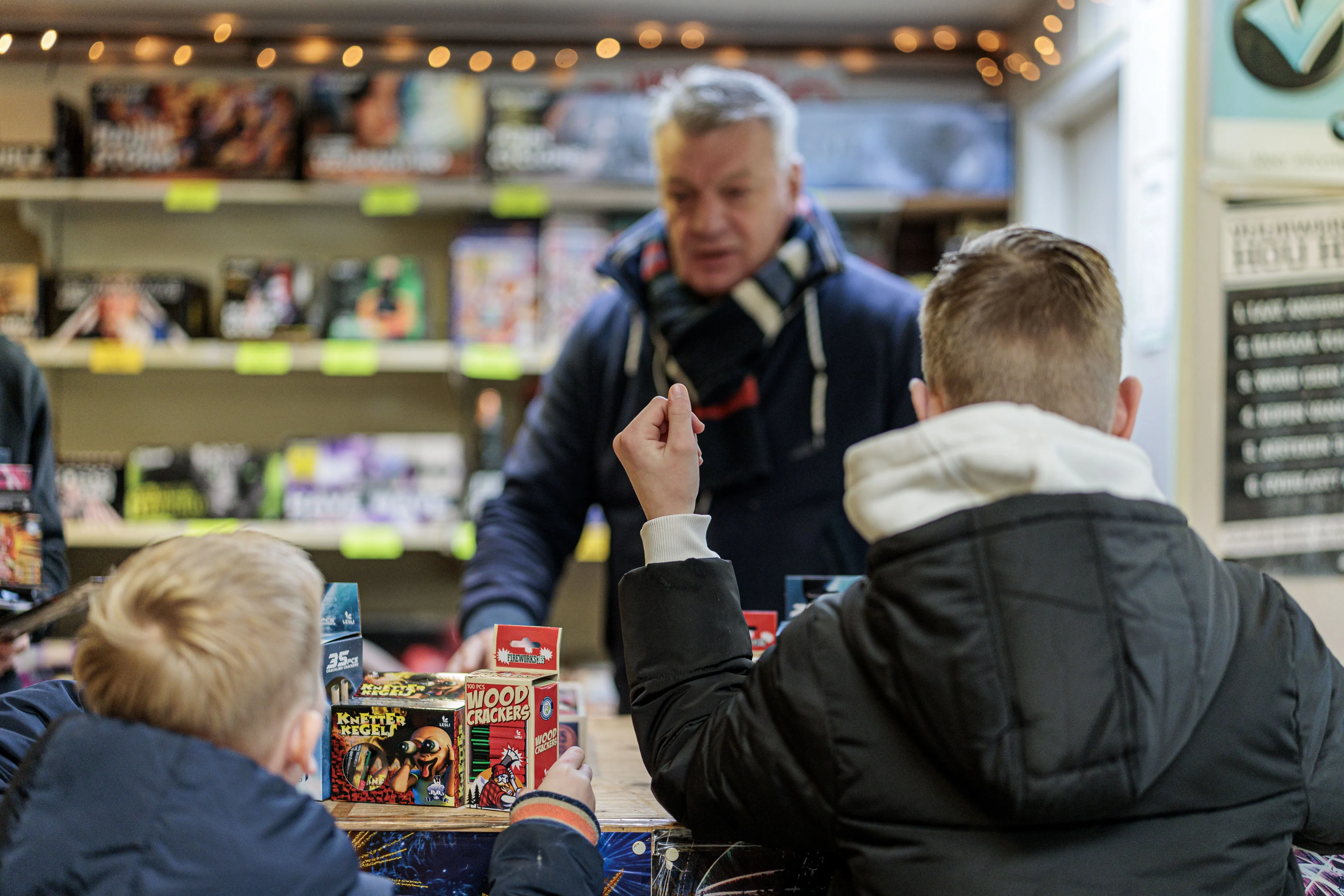 Druk bij vuurwerkverkooppunten ondanks voorspelde storm tijdens jaarwisseling