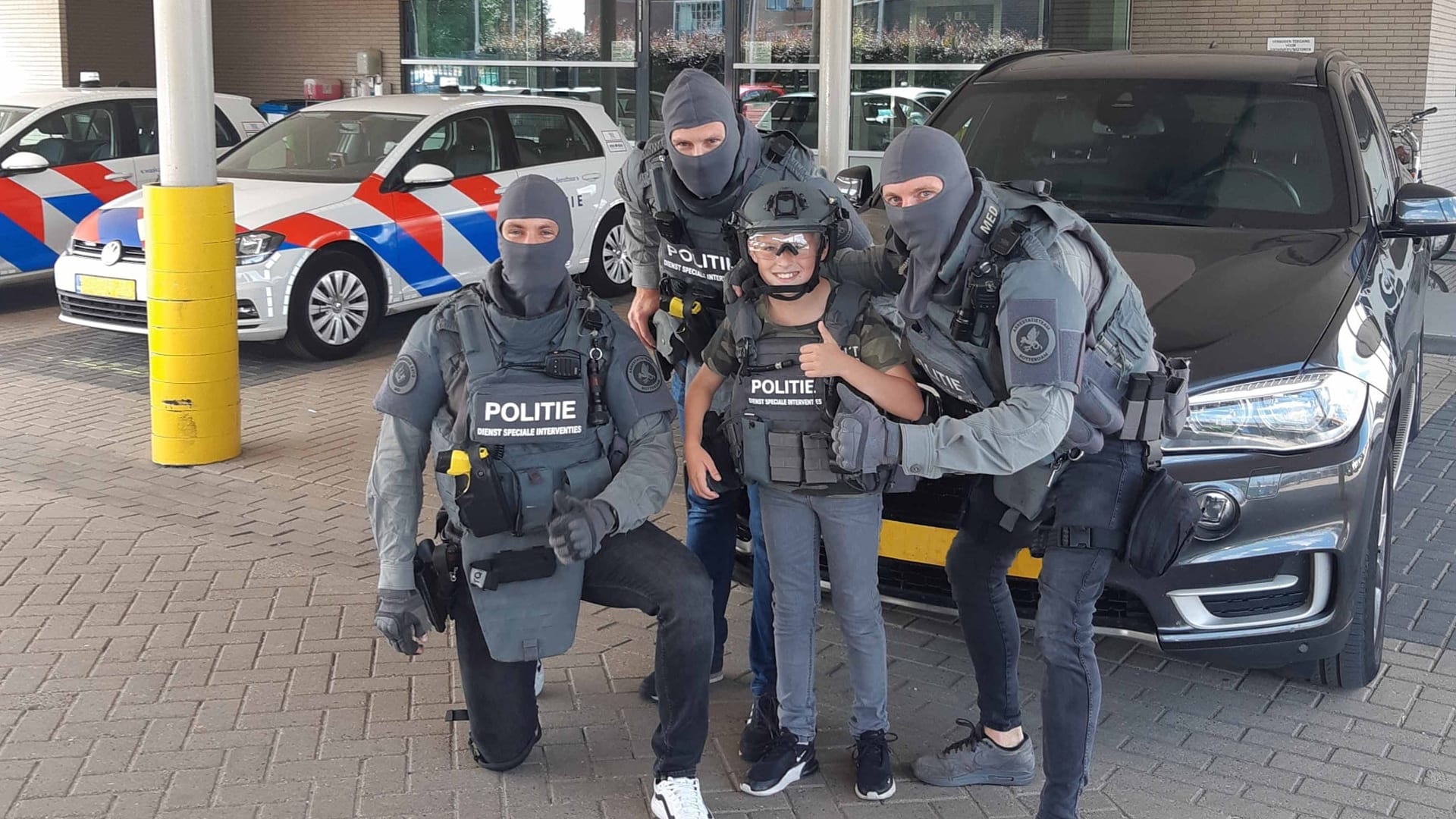 Joey (11) en zijn zusje krijgen grote verrassing van Dienst Speciale Interventies