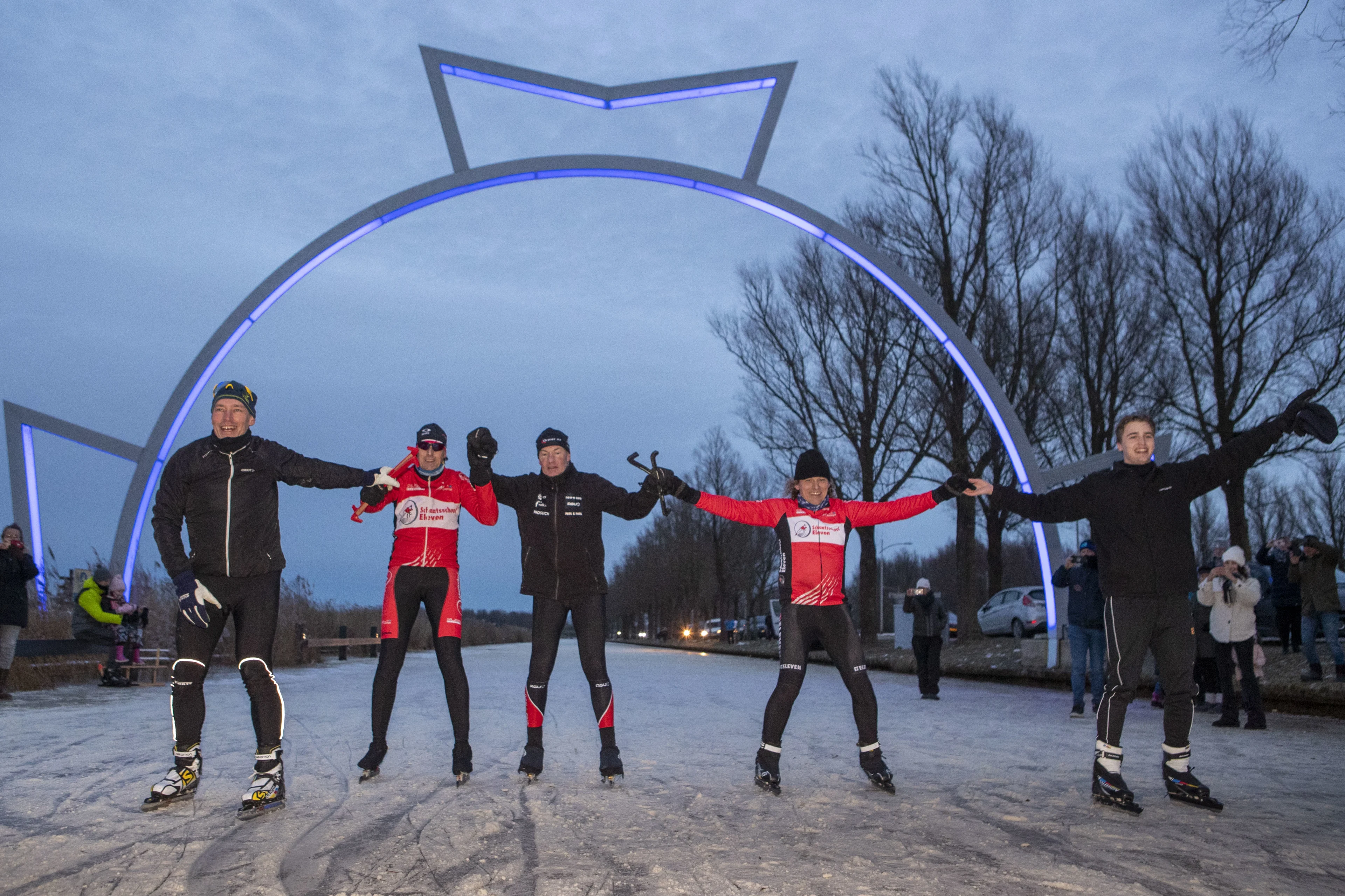 Henk Angenent finisht in Leeuwarden na (gedeeltelijke) Elfstedentocht: 'Het is ongelooflijk'