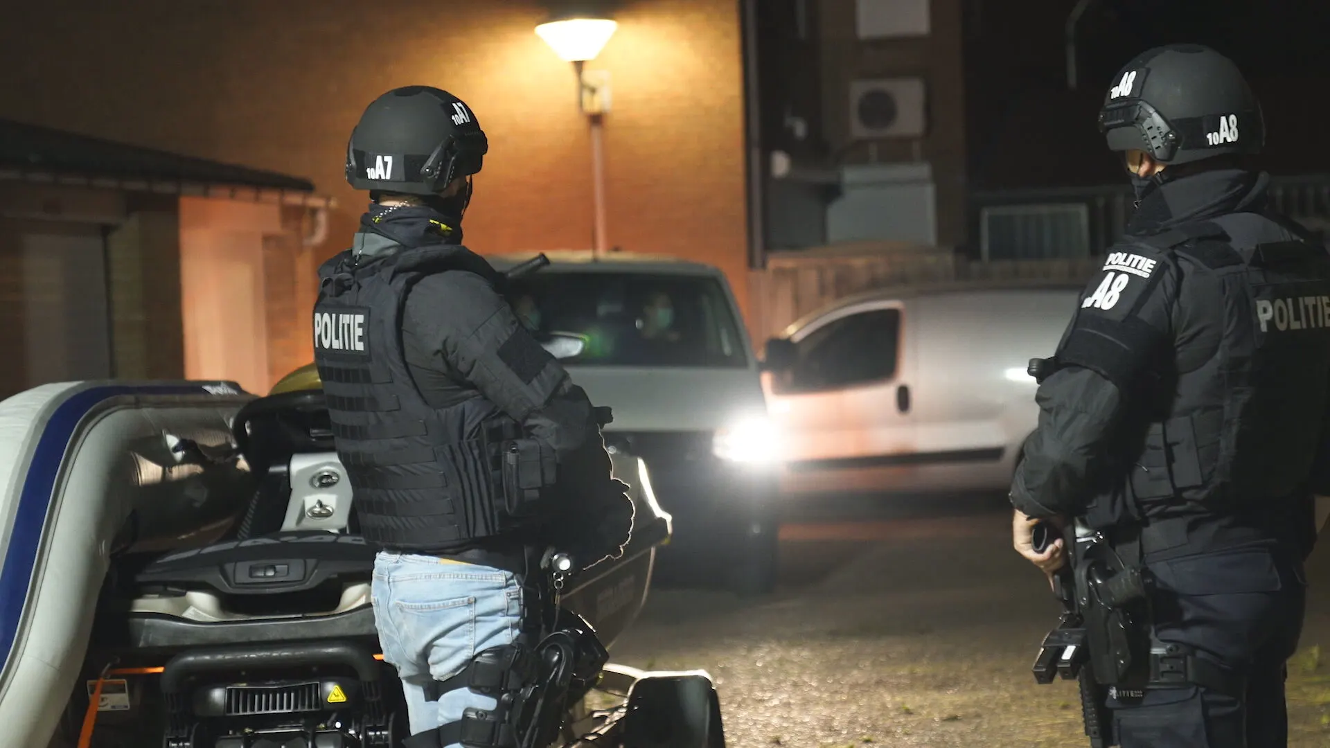 Tientallen wapens gevonden bij grote politie-inval in garagebox Eindhoven, twee verdachten aangehouden