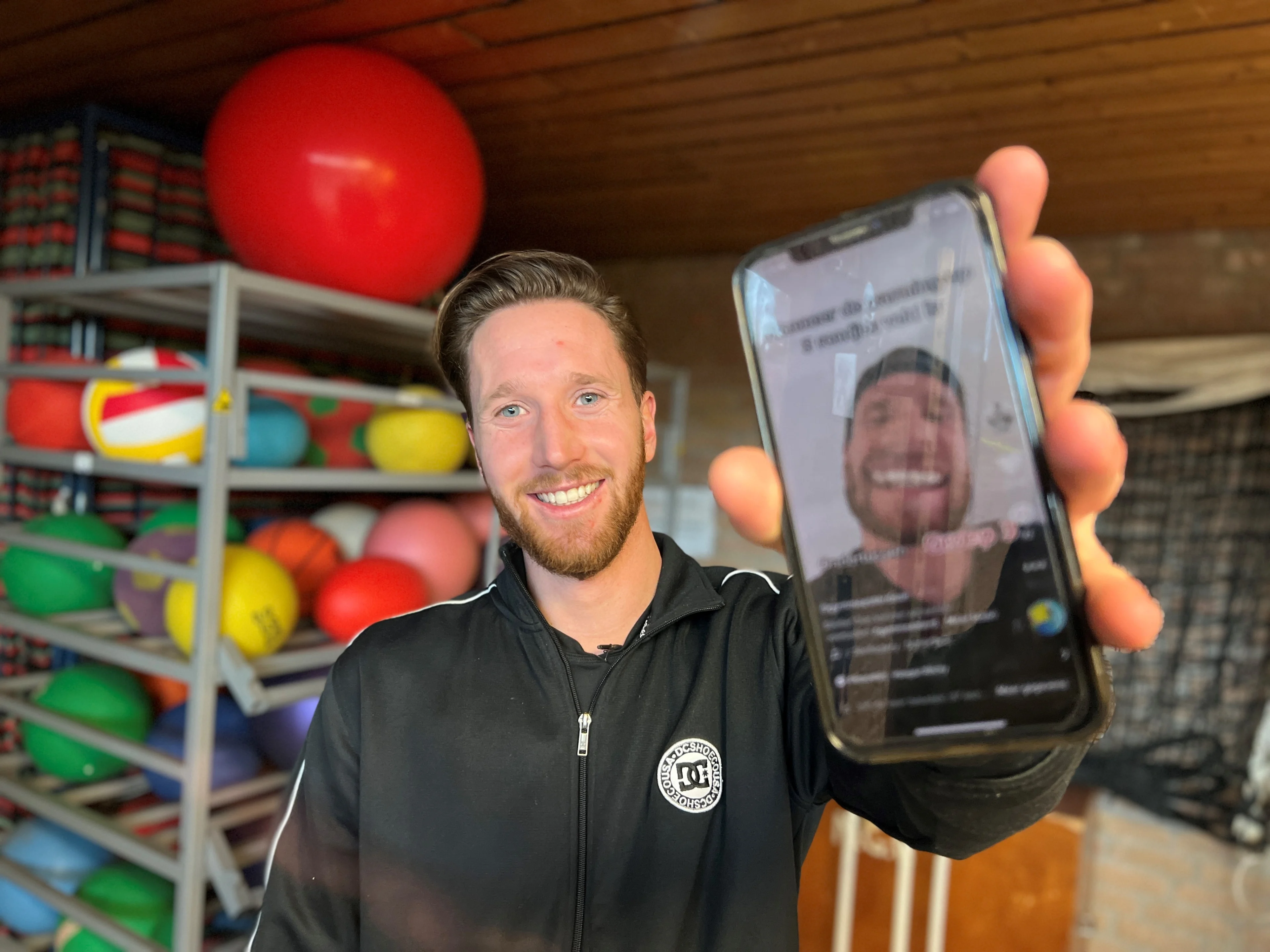 Gymleraar is hit op TikTok, maar zijn leraren op social media wel een goed idee?