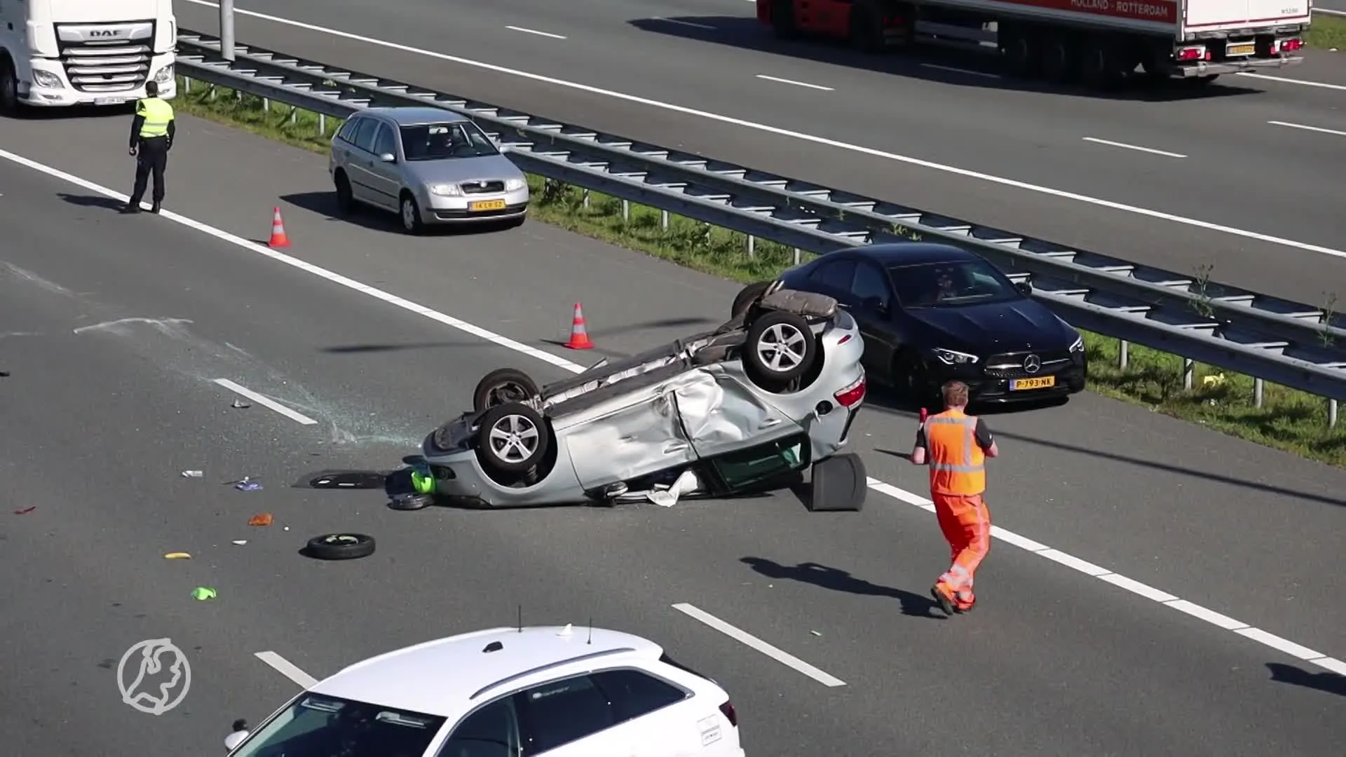 Zwaar ongeval op A9 bij Schiphol: auto over de kop, andere op zijn kant