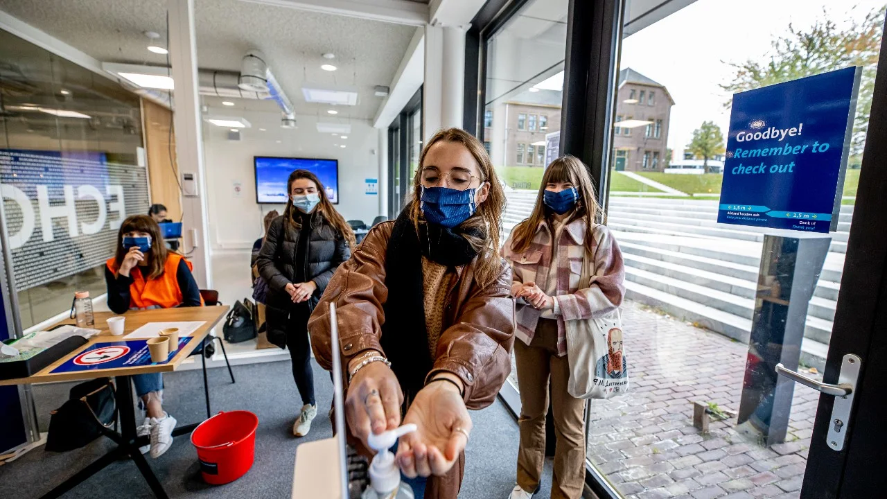 LIVEBLOG | Burgemeesters en minister: sneller boete bij corona-overtredingen