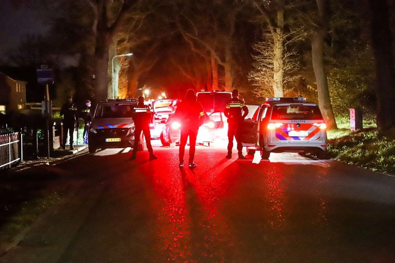 Politie aangevallen bij ontruiming groot feest in Fries bos, agent raakt gewond