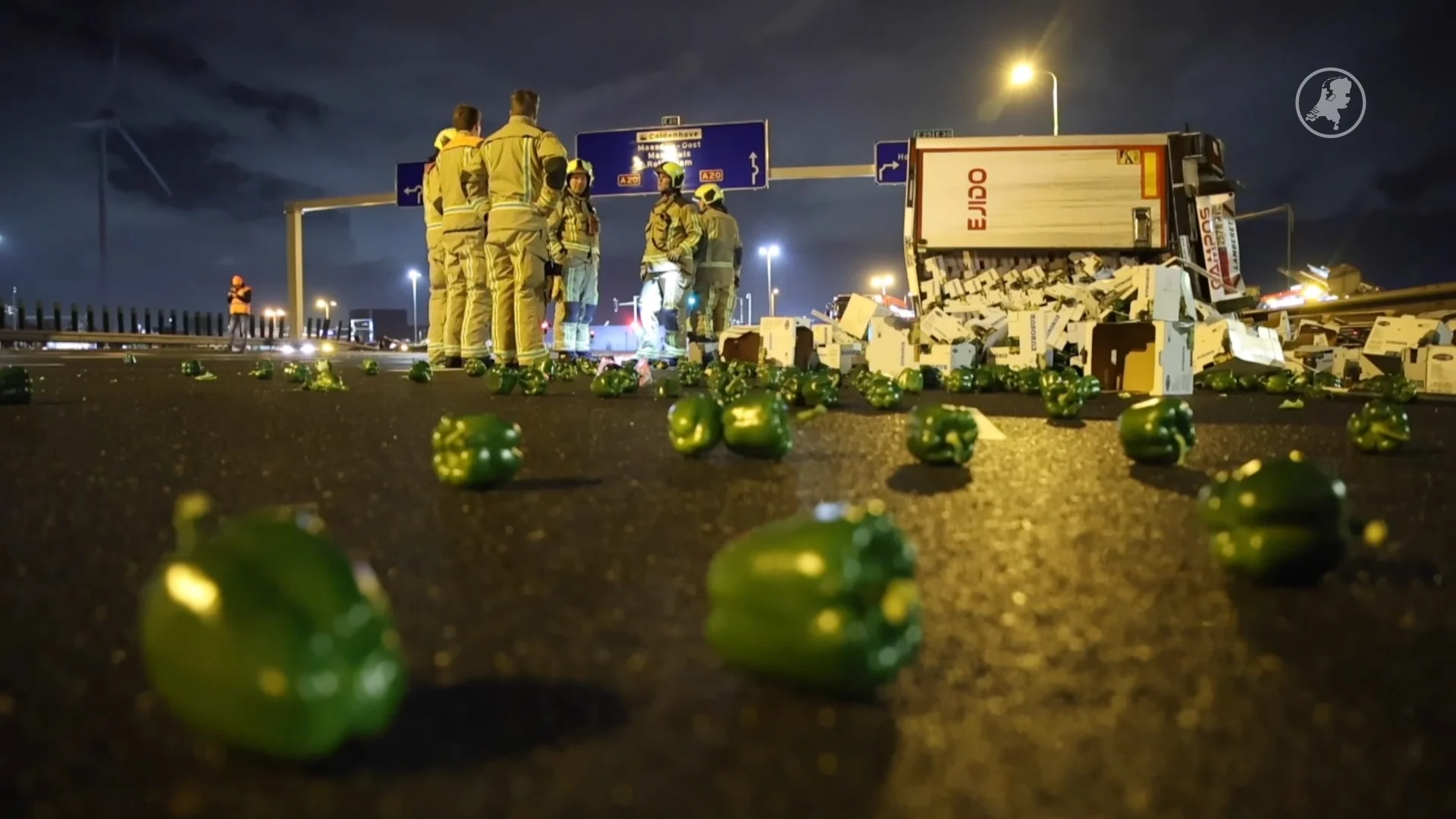 Weg bezaaid met paprika's na kantelen vrachtwagen in Naaldwijk