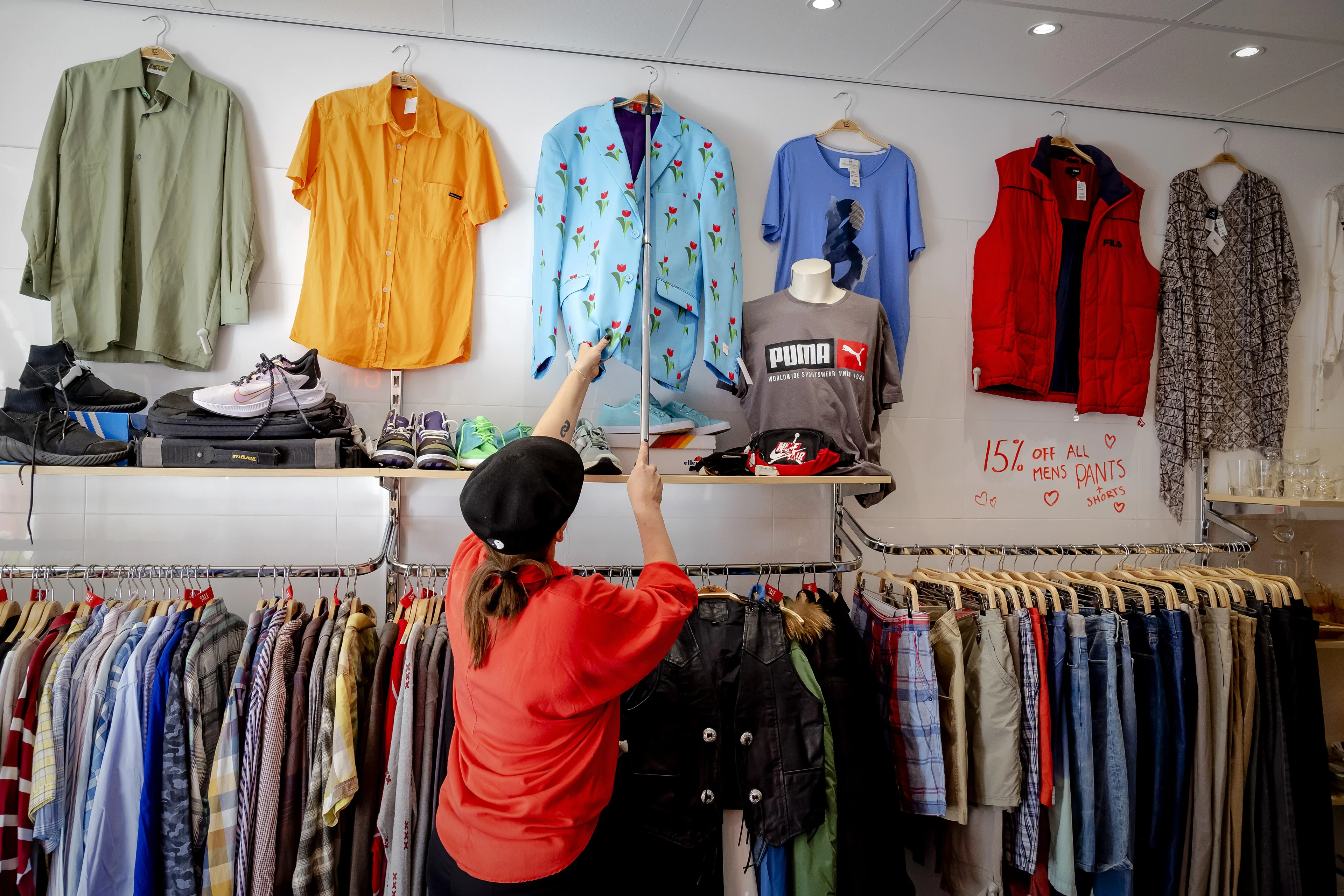 Winkels met tweedehands kleding schieten als paddenstoelen uit de grond