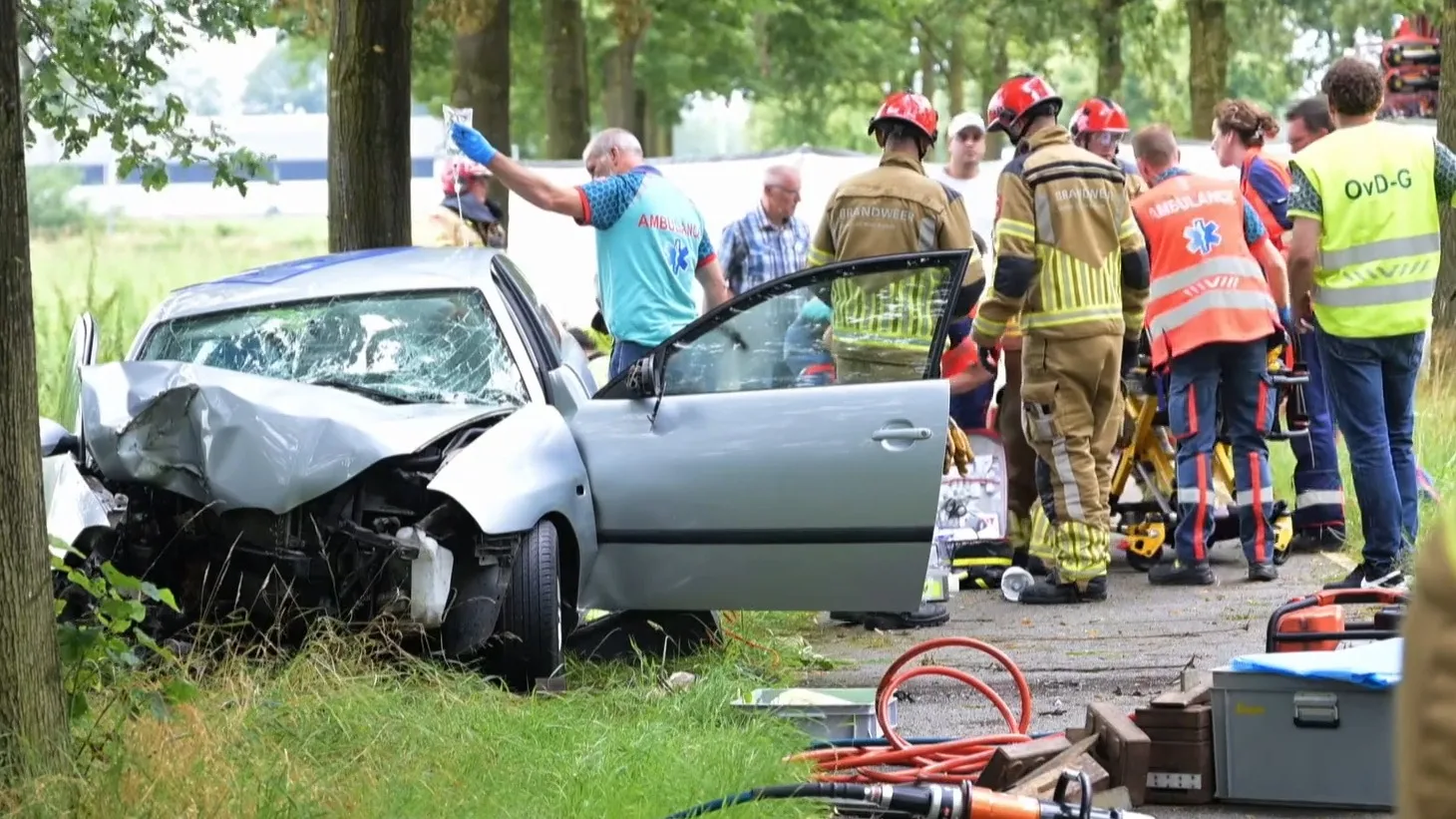 Zware crash op N395: bestuurder zwaargewond, passagier overleden
