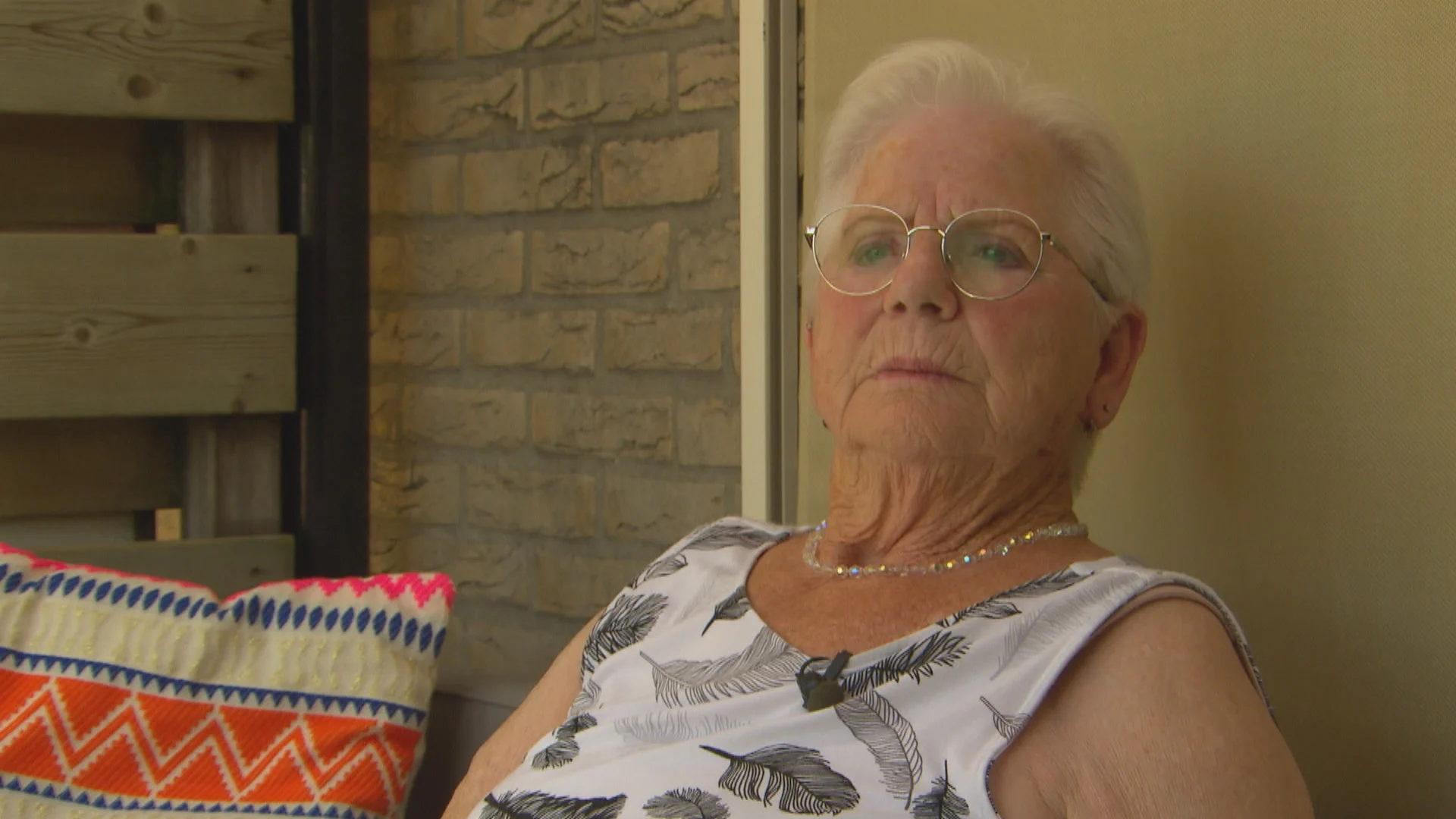 Elly (80) is er kapot van; haar gouden kettingen werden van haar nek gerukt