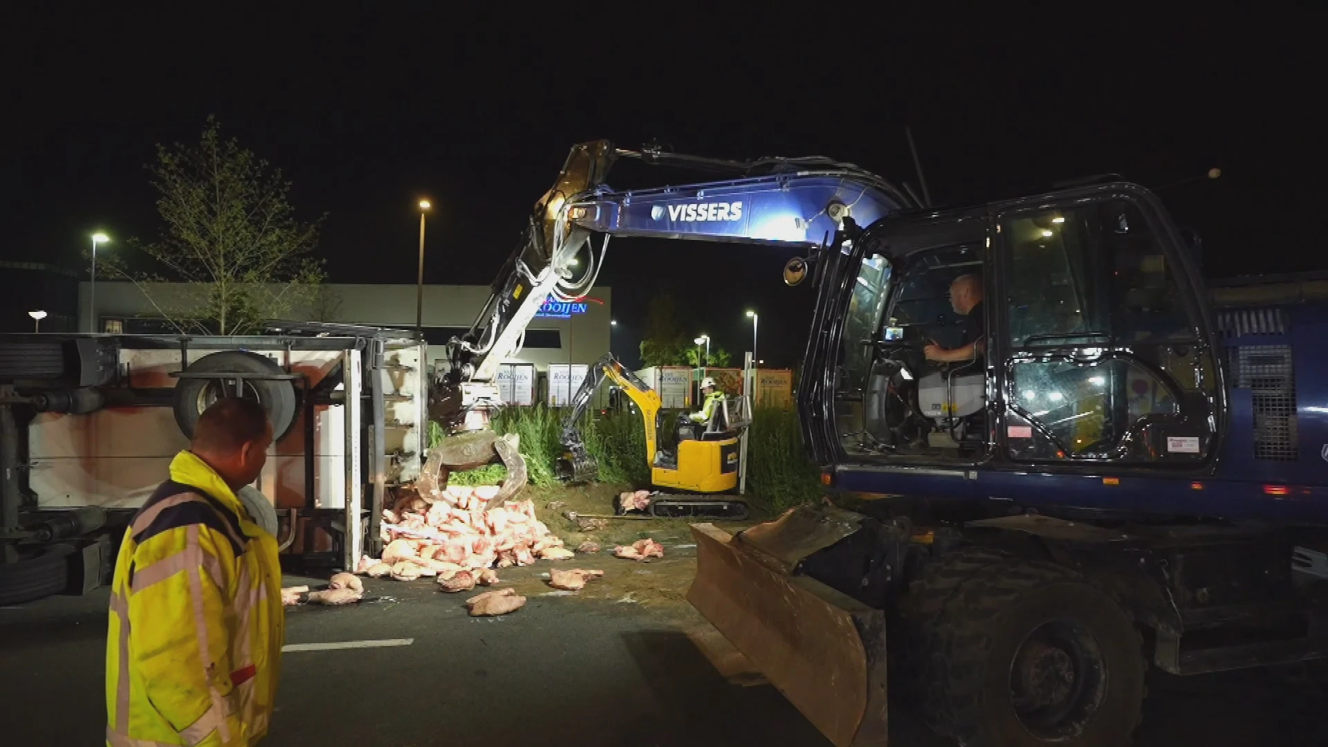 Onsmakelijk tafereel: vrachtwagen vol varkensvlees kantelt in Eindhoven