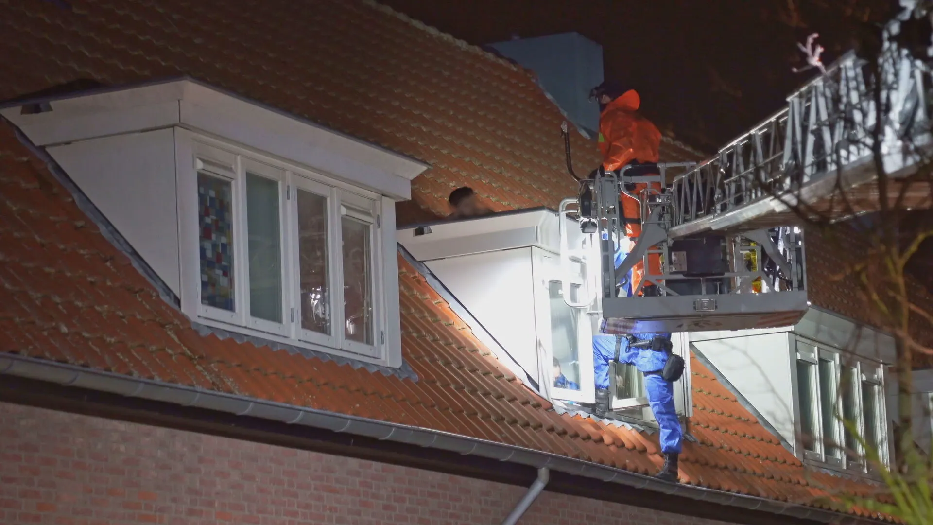 Politie en brandweer halen verwarde man van dak woning Den Bosch