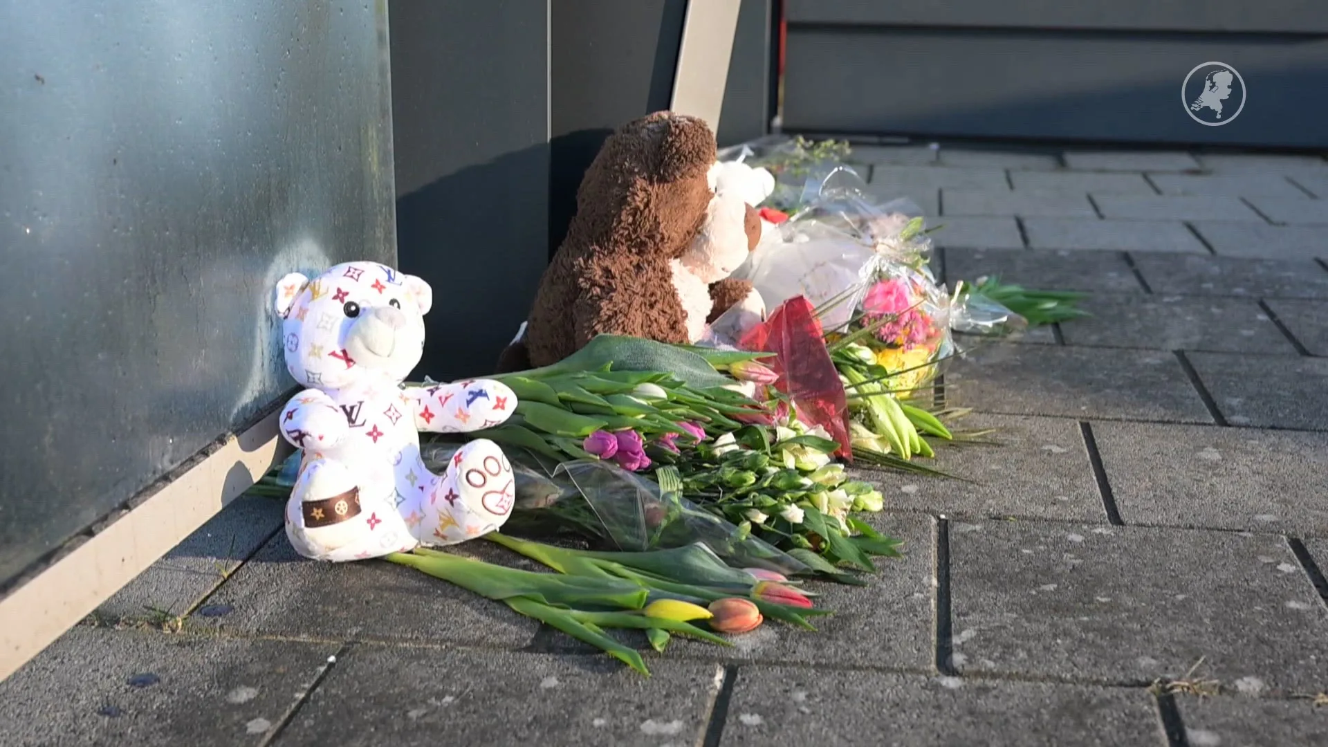 Bloemen en knuffels voor verongelukte Raphael (13)