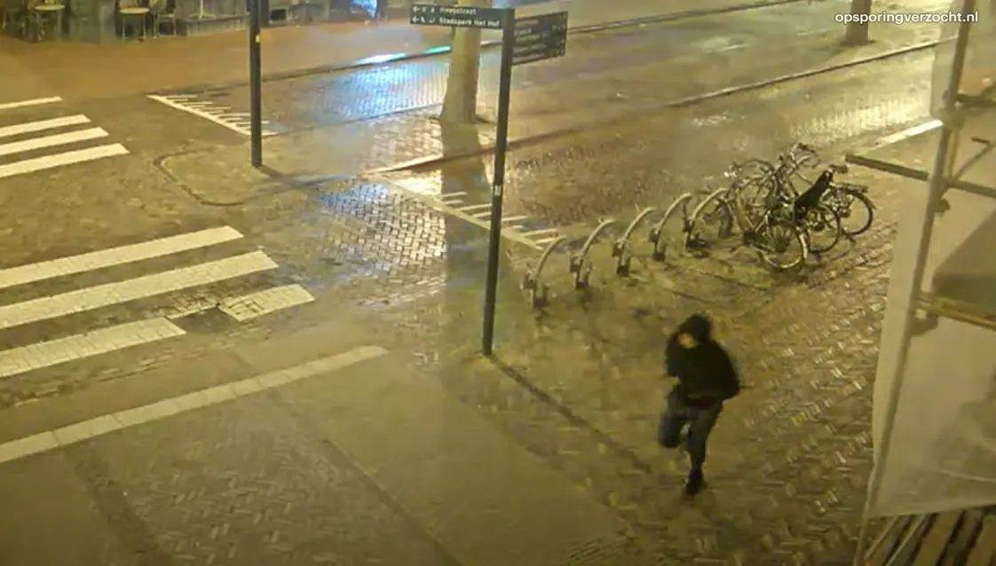 Rennend, met capuchon, in steeg: Opsporing Verzocht deelt beelden verdachte explosie Vlaardingen