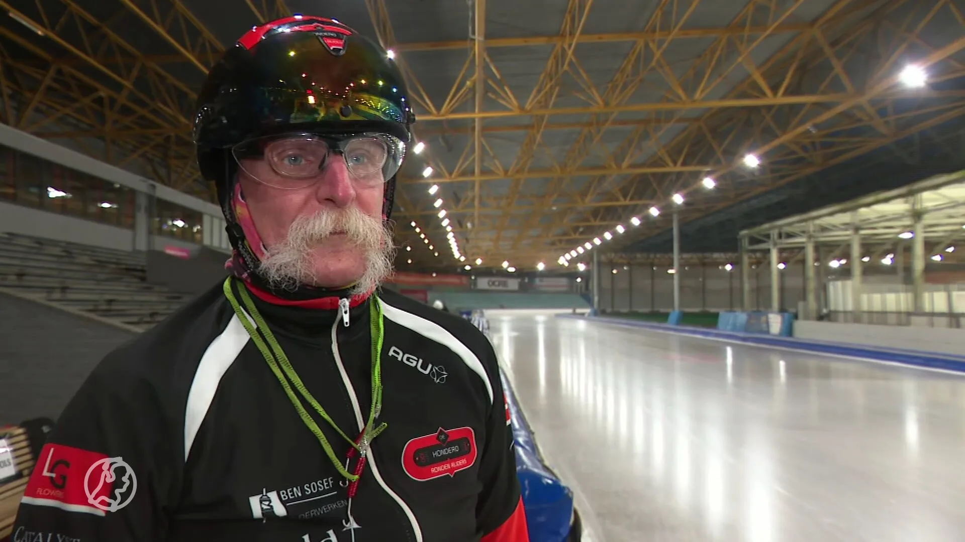 Schaatsgek Chris probeert het onmogelijke: 24 uur non-stop rondjes rijden op de ijsbaan