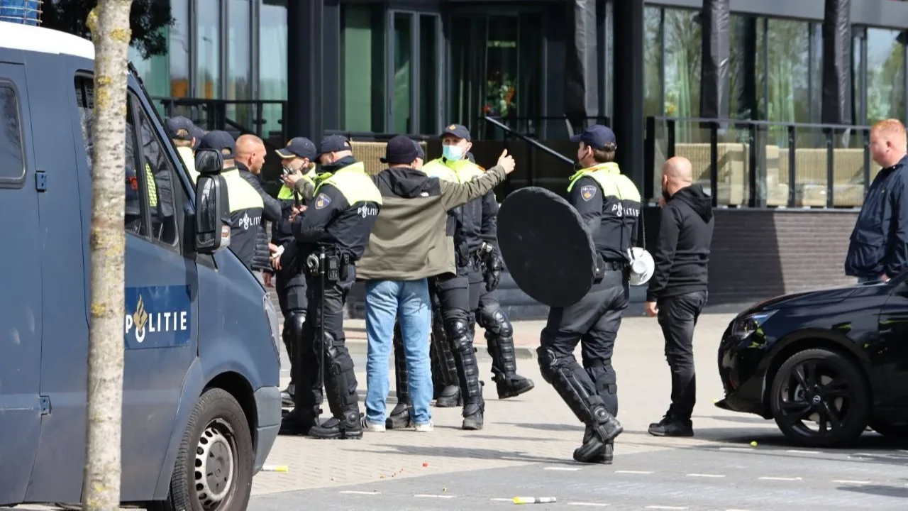 ME sluit groep van honderd FC Utrechtsupporters in na afsteken vuurwerk