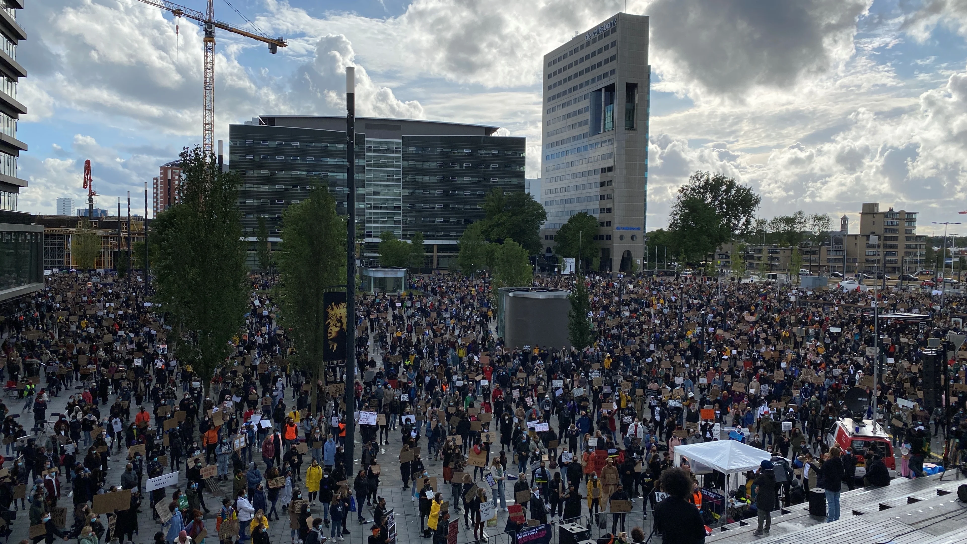 3500 mensen protesteren tegen racisme op Jaarbeursplein Utrecht