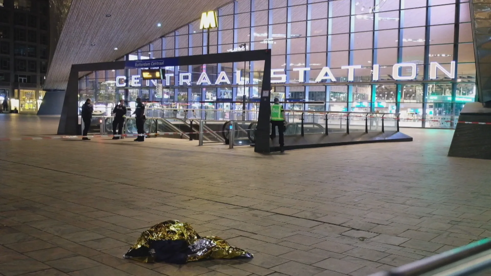 Jongen (17) neergestoken in station Rotterdam Centraal, drie tieners aangehouden