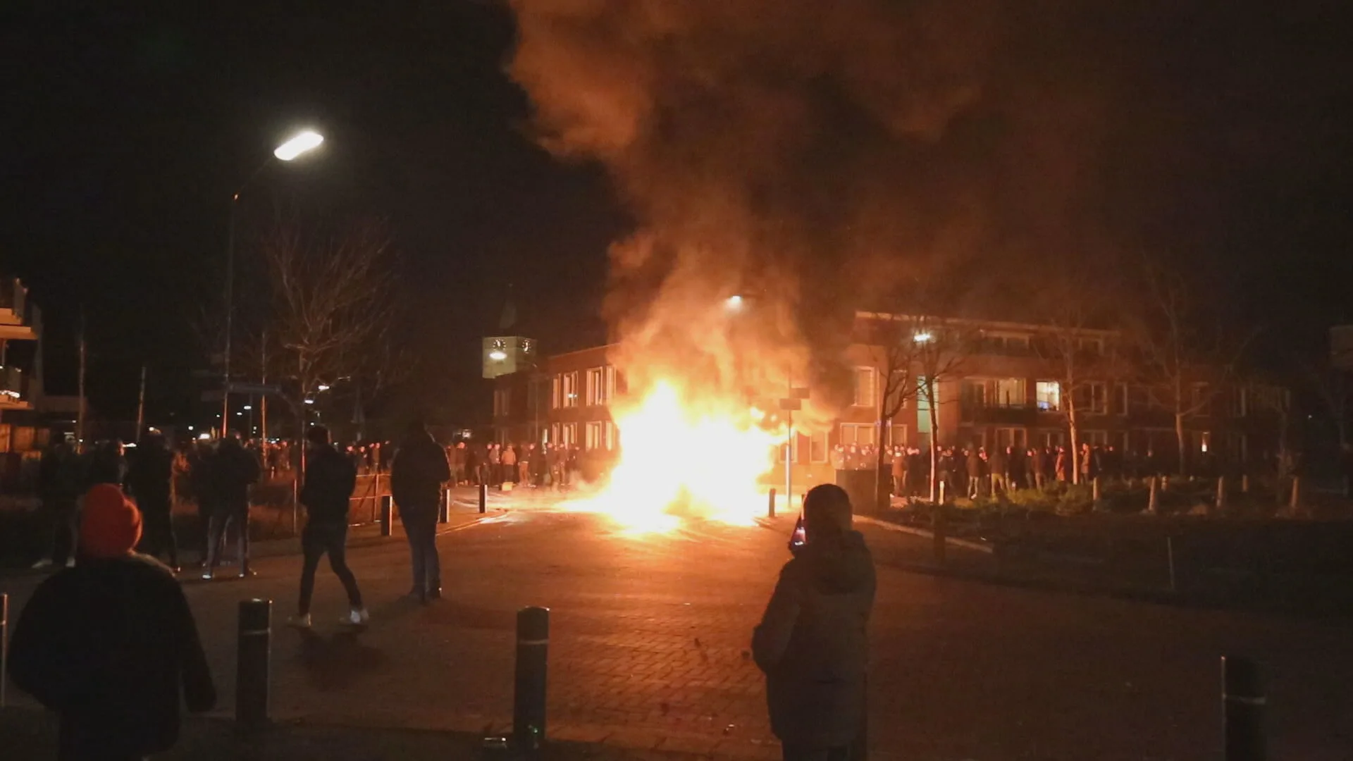 Brandweer heeft drukke nacht achter de rug in Veen: vier auto's gaan in vlammen op