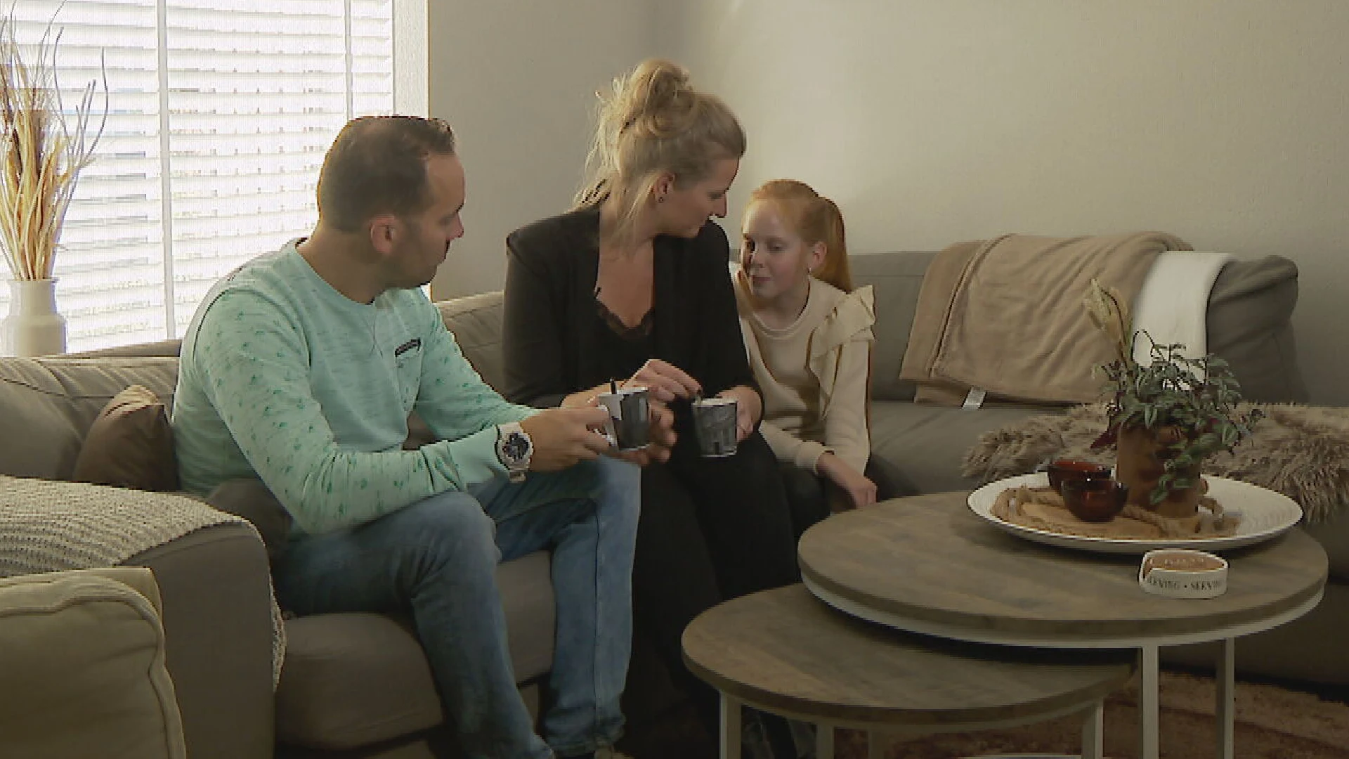 Helen is bezorgd om haar man Dennis, die in ziekenhuis werkt: 'Hij is alleen maar aan het slapen thuis'