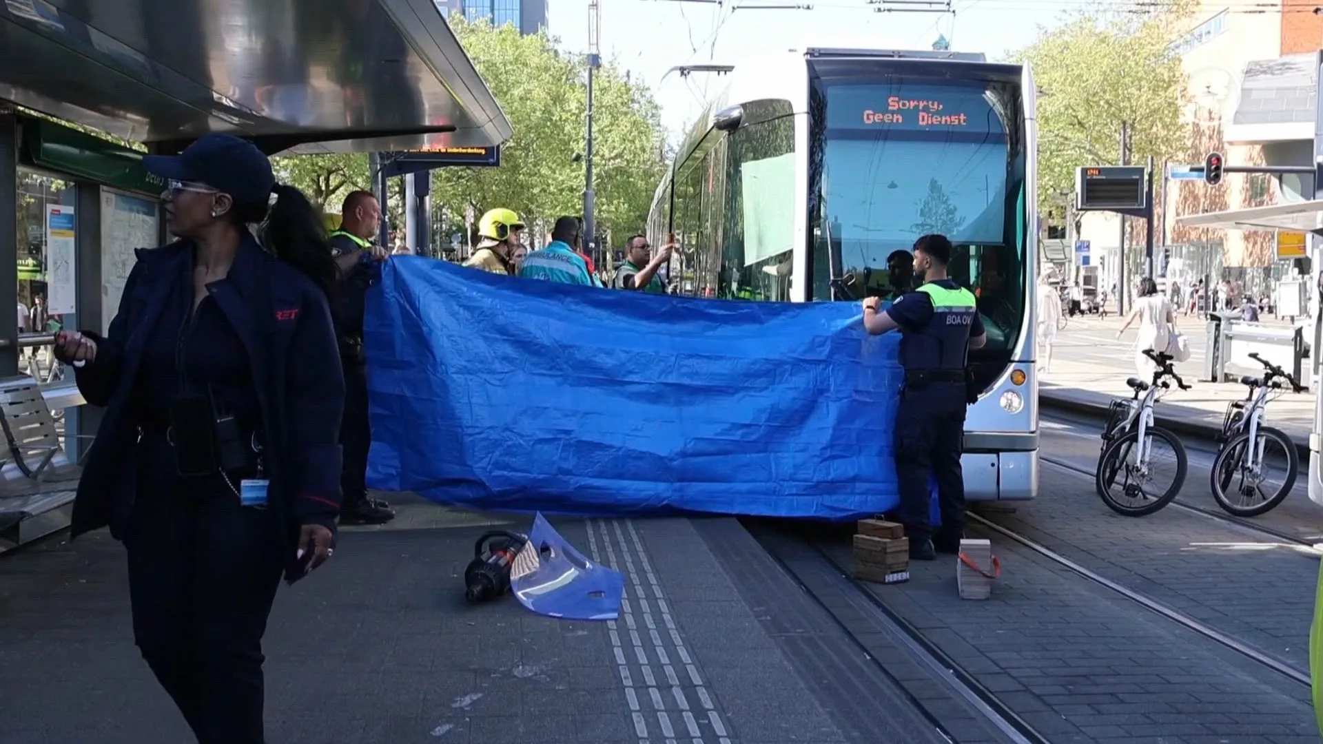 Vrouw (80) uit Rotterdam raakt bekneld onder tram