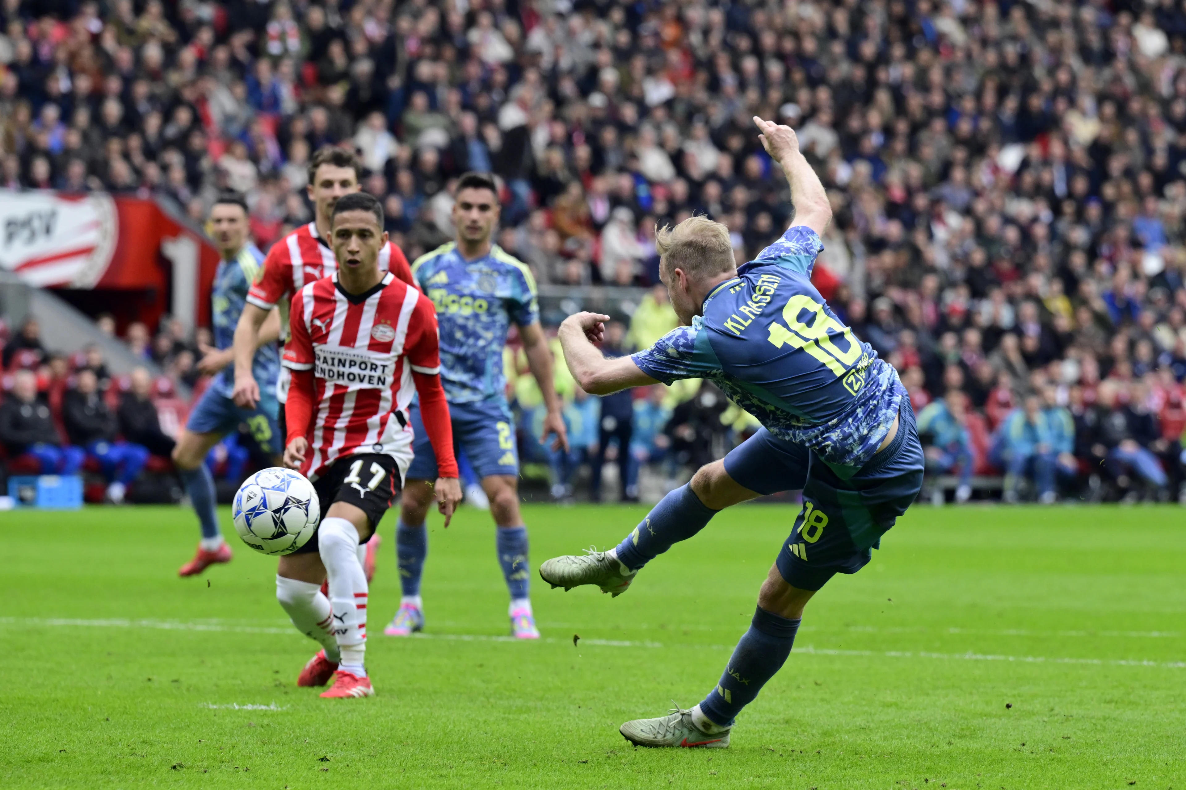 Ajax zet reuzenstap richting titel met winst bij PSV