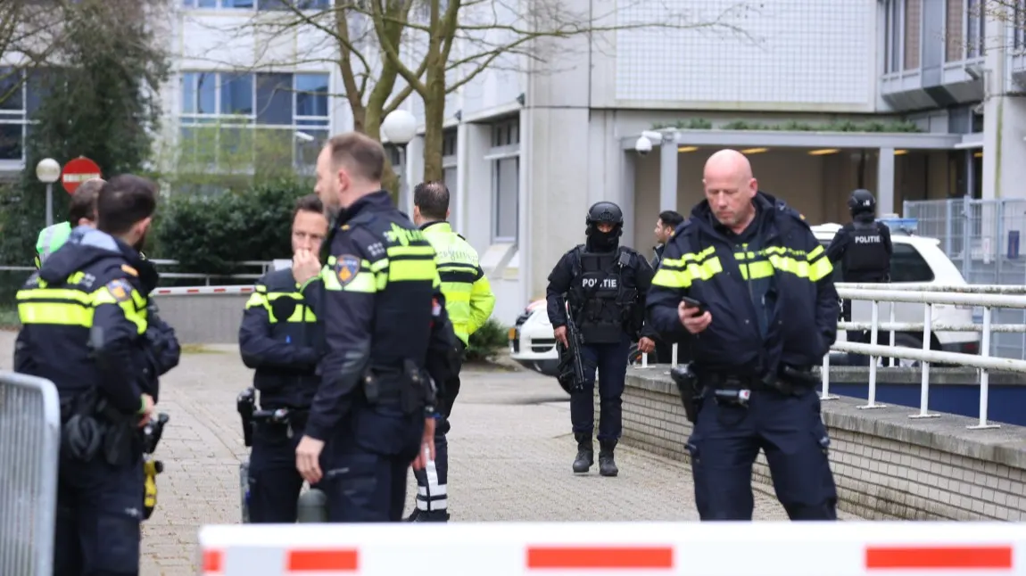 Man (25) verdacht van gooien brandend voorwerp ambassade Israël