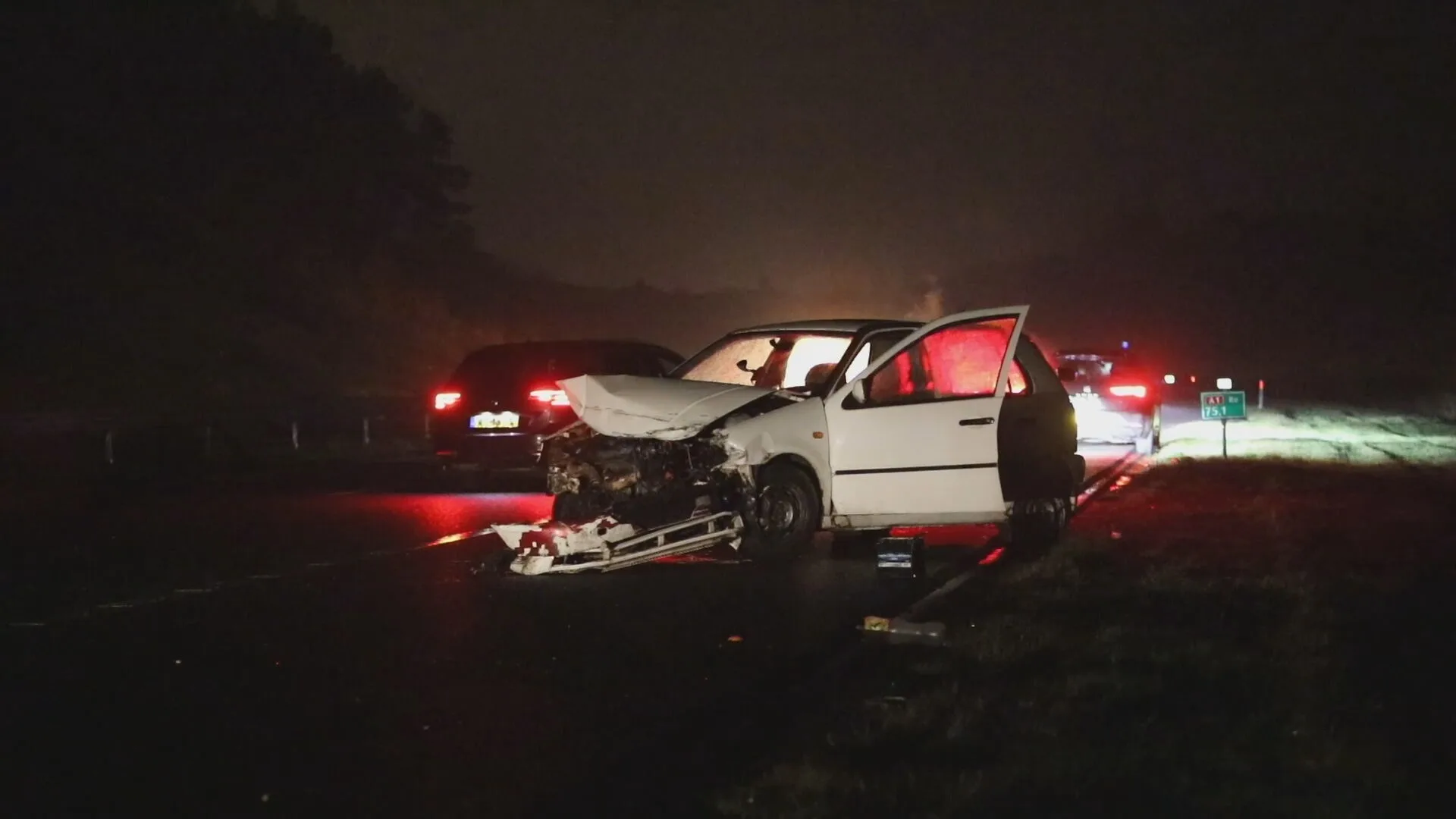 Wilde politieachtervolging eindigt na tientallen kilometers met crash tegen vangrail