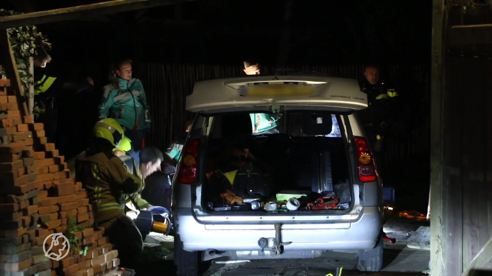 Krik schiet los, man komt onder auto terecht