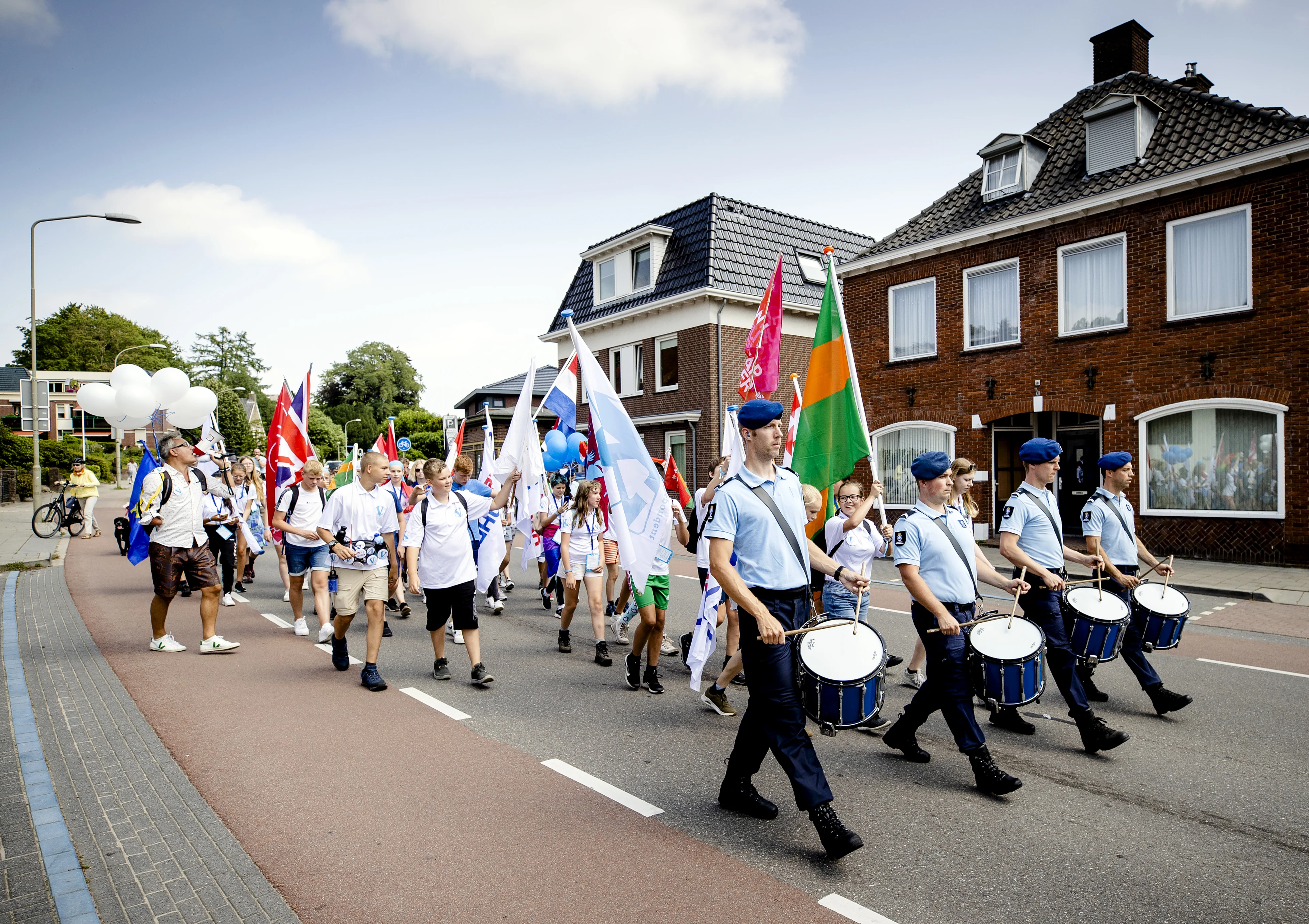Toch een kleine Vierdaagsefinish met Via Gladiola: militairen en kinderen lopen tocht uit