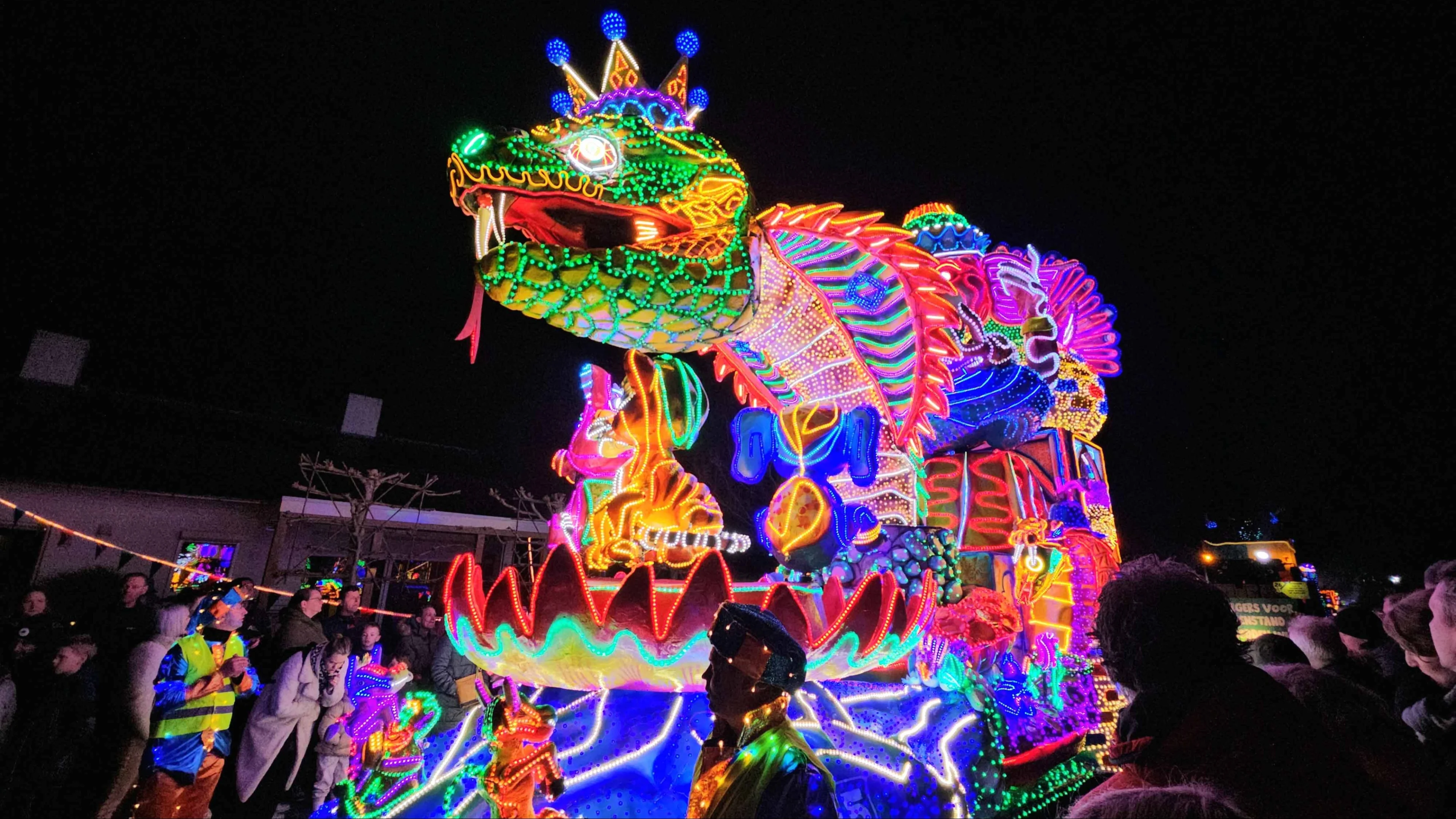 In beeld: duizenden mensen genieten van Twentse Verlichte Carnavalsoptocht
