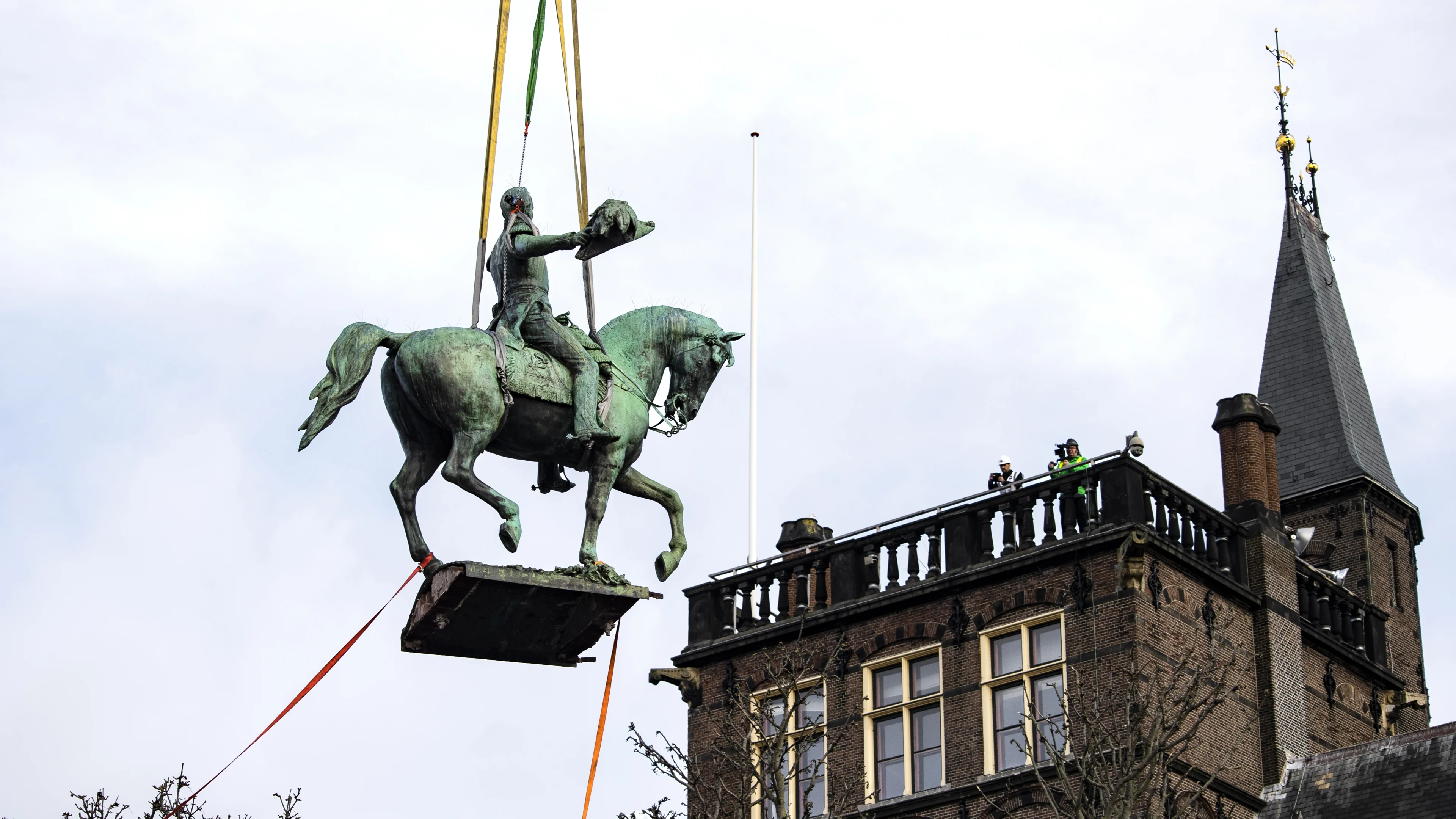 Mysterieuze vondst bij werkzaamheden Binnenhof: eeuwenoude tijdcapsule gevonden?