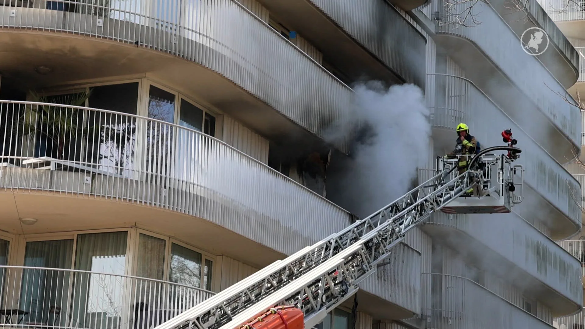 Twintig woningen ontruimd om brand in Heemstede, grote brandweermacht ingezet