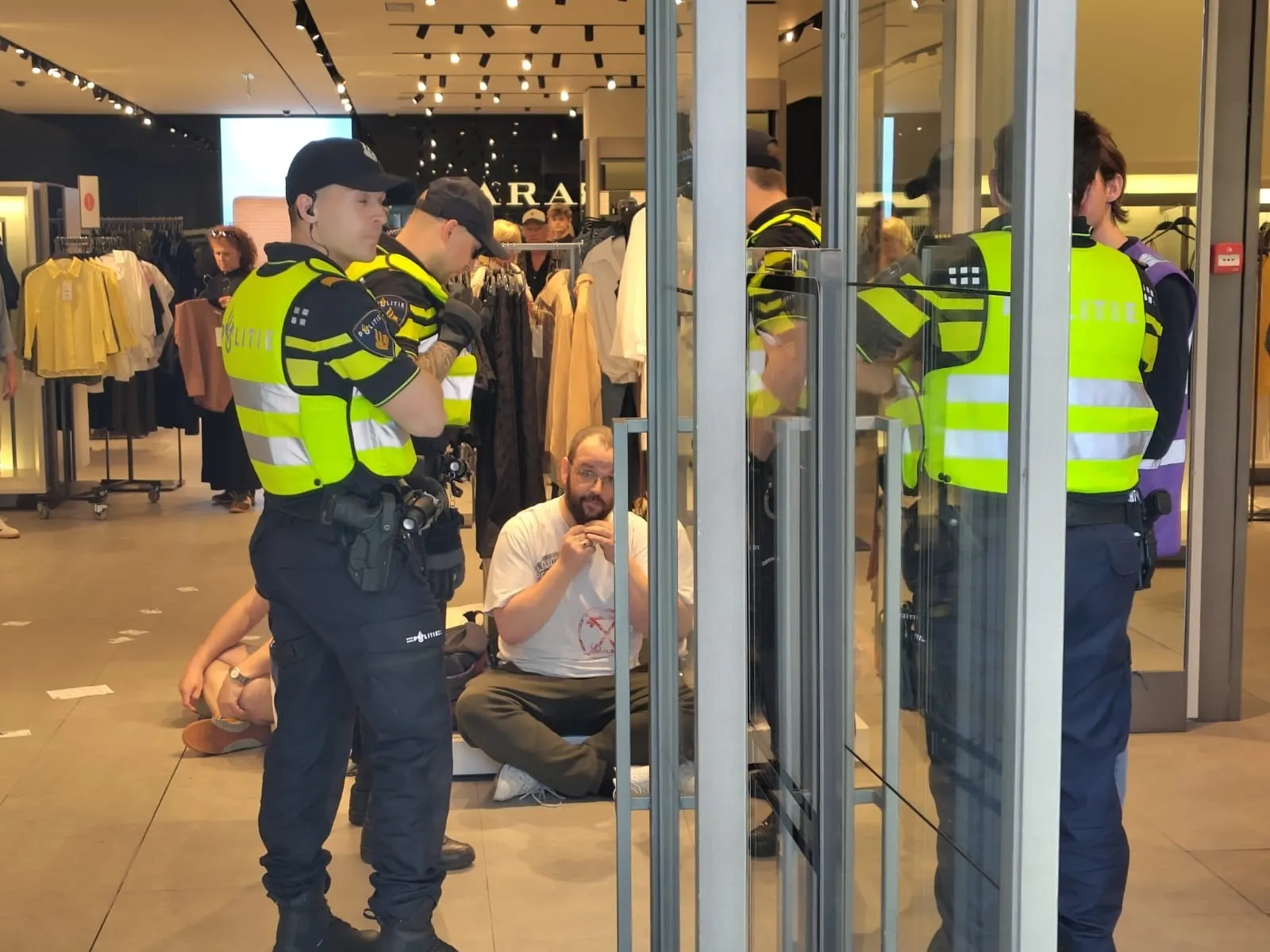 Drie aanhoudingen na XR-demonstratie met gevaarlijke boterzuur in winkel Nijmegen