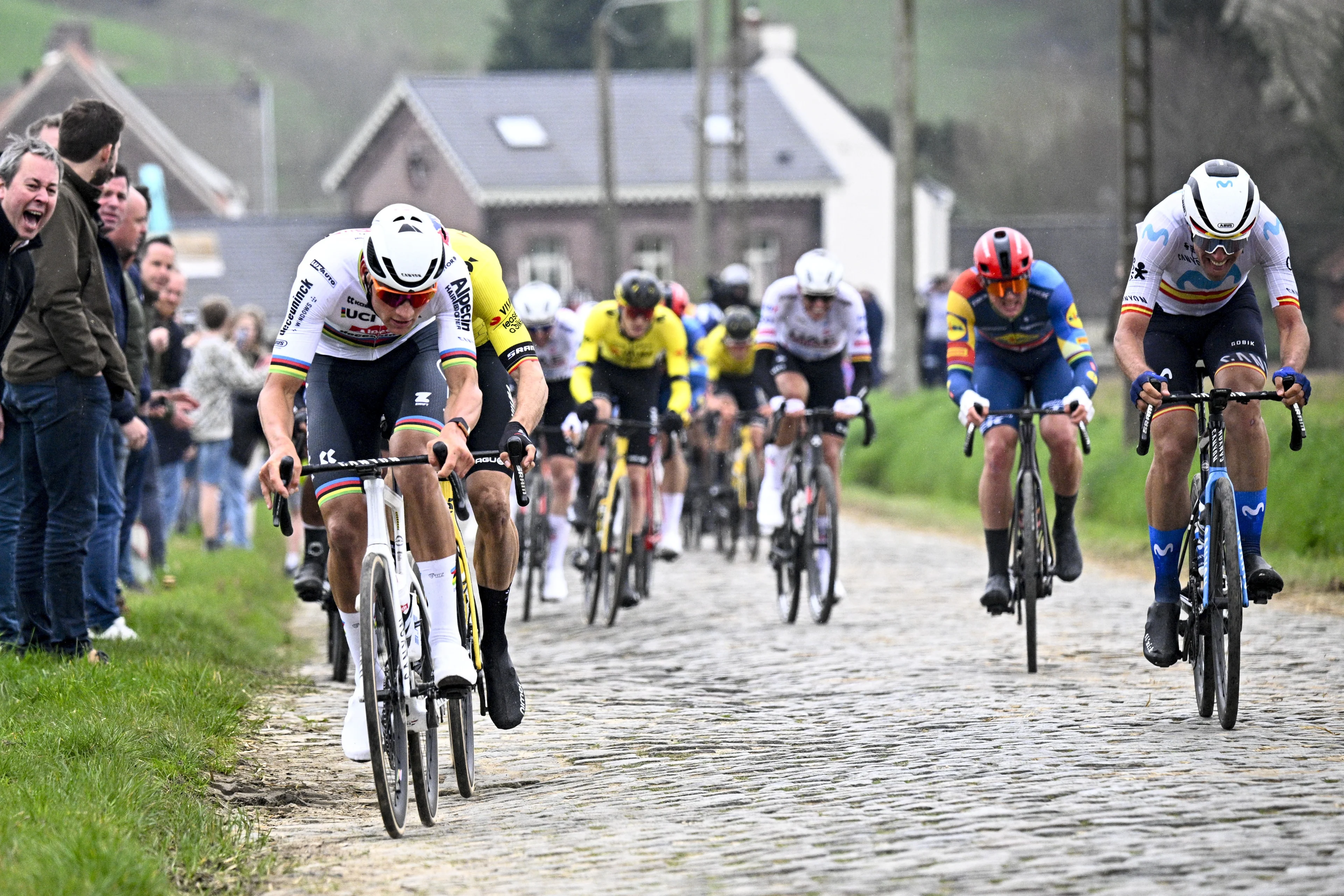 Mathieu van der Poel wint na indrukwekkende solo in E3 Classic