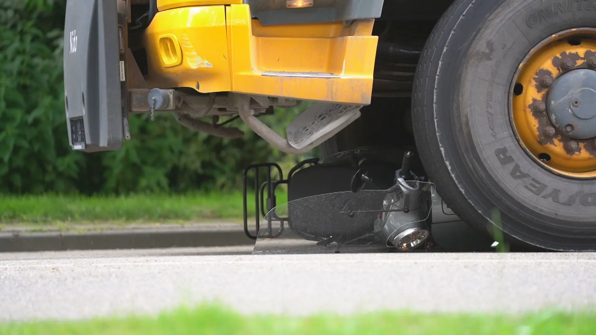 Scooterrijder (21) overleden na aanrijding met vrachtwagen in Rhoon