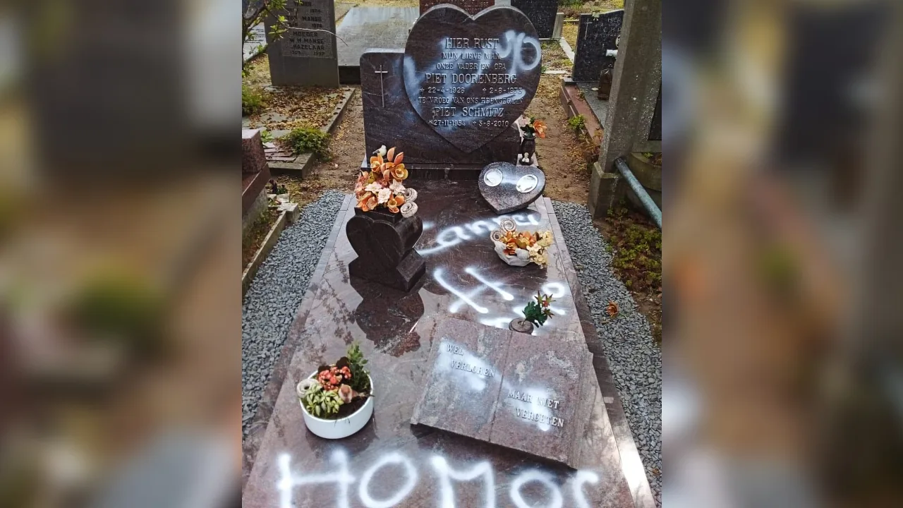 Graf van vader en zoon beklad in Amersfoort: 'Hoe ziek ben je?'