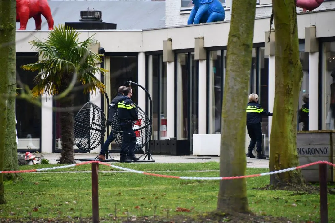 Politie doorzoekt hotel Aardenburg in groot fraudeonderzoek, twee aanhoudingen