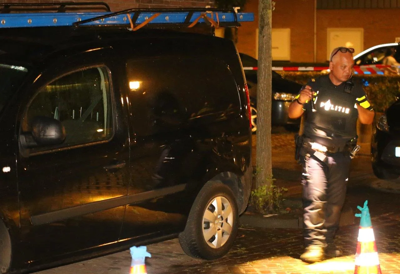 Buurt in Den Bosch schrikt wakker als auto wordt doorzeefd met kogels