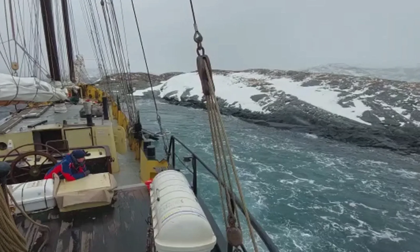Nederlands zeilschip vlotgetrokken, vaart vrijdag weer verder