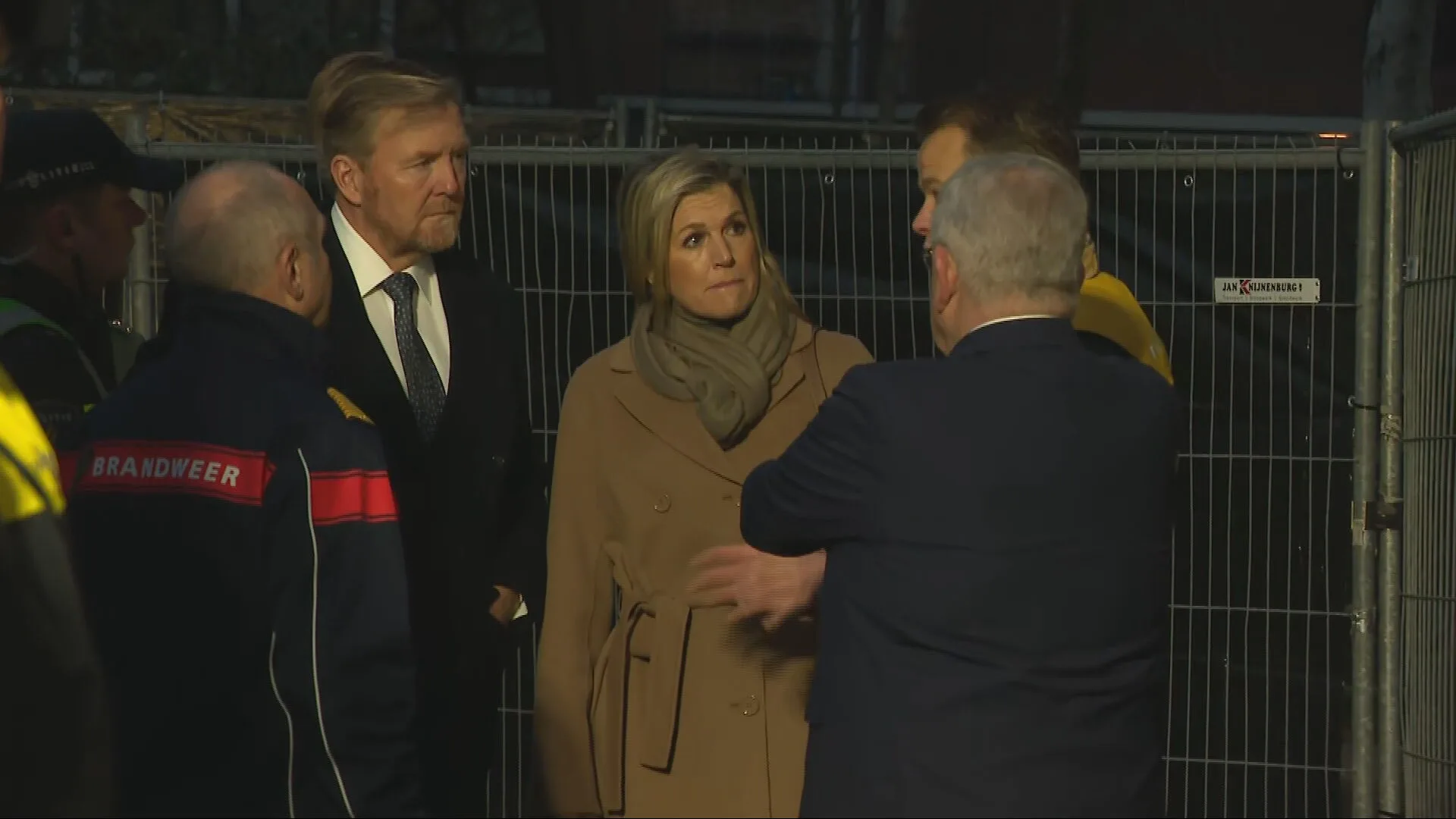 Koningspaar steekt omwonenden en nabestaanden Tarwekamp hart onder de riem