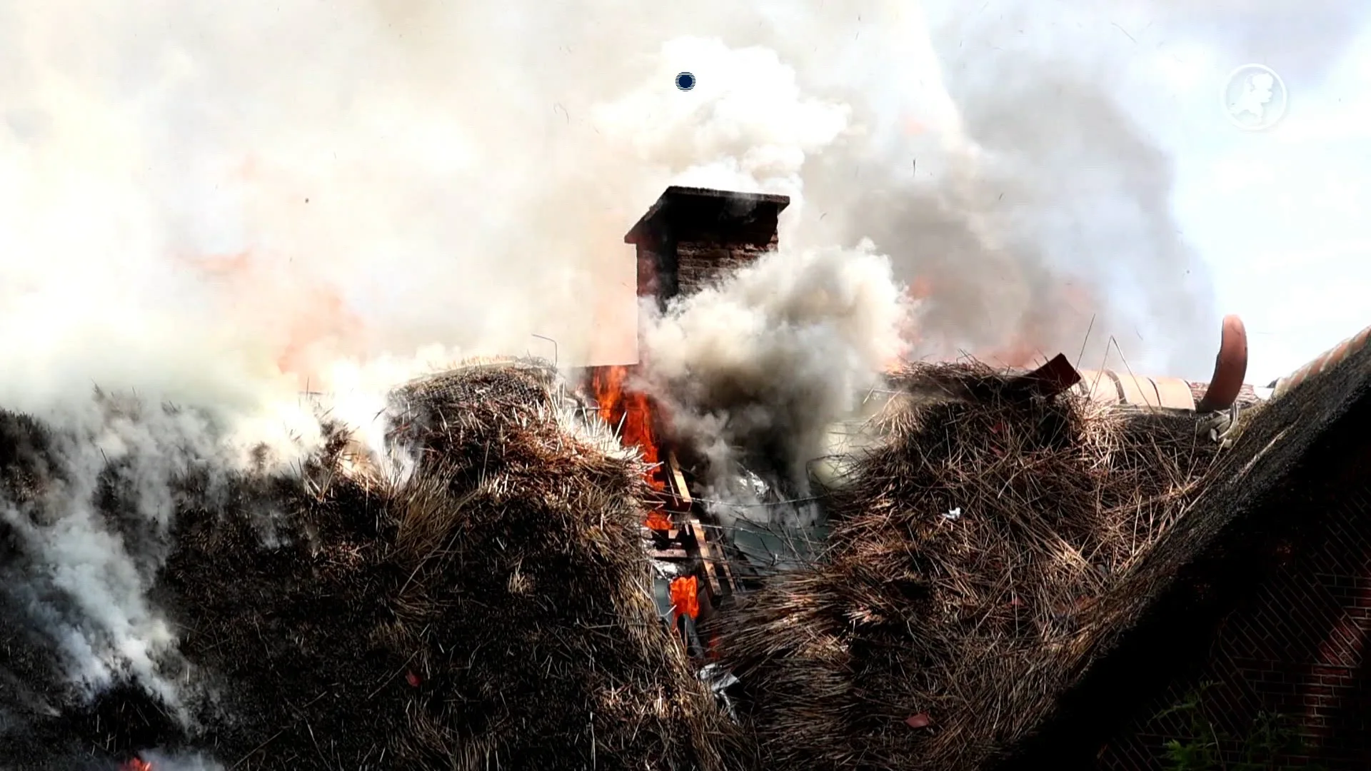 Grote brand verwoest rieten kap kledingwinkel in Laren, centrum afgesloten