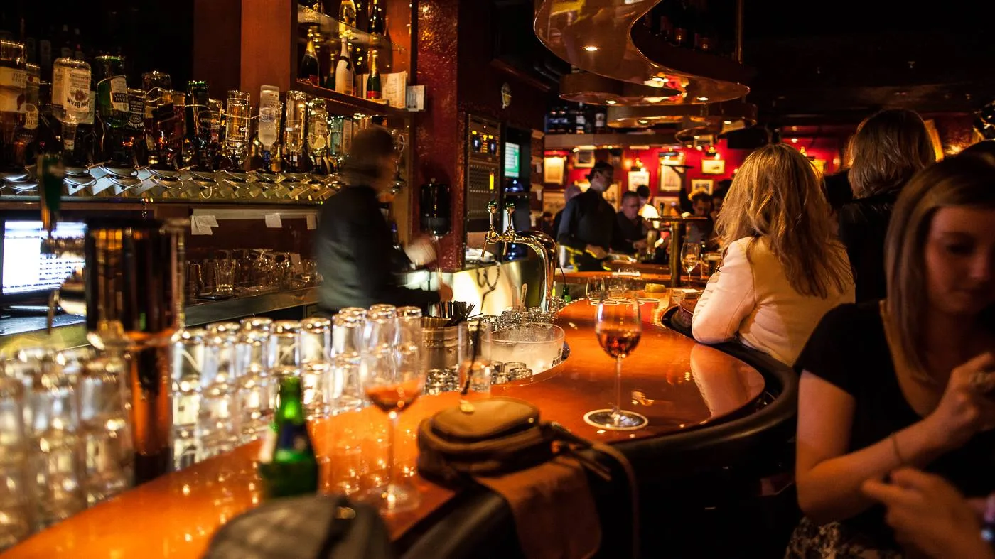 Amsterdamse horecabaas klaar met coronaregels en houdt deuren open