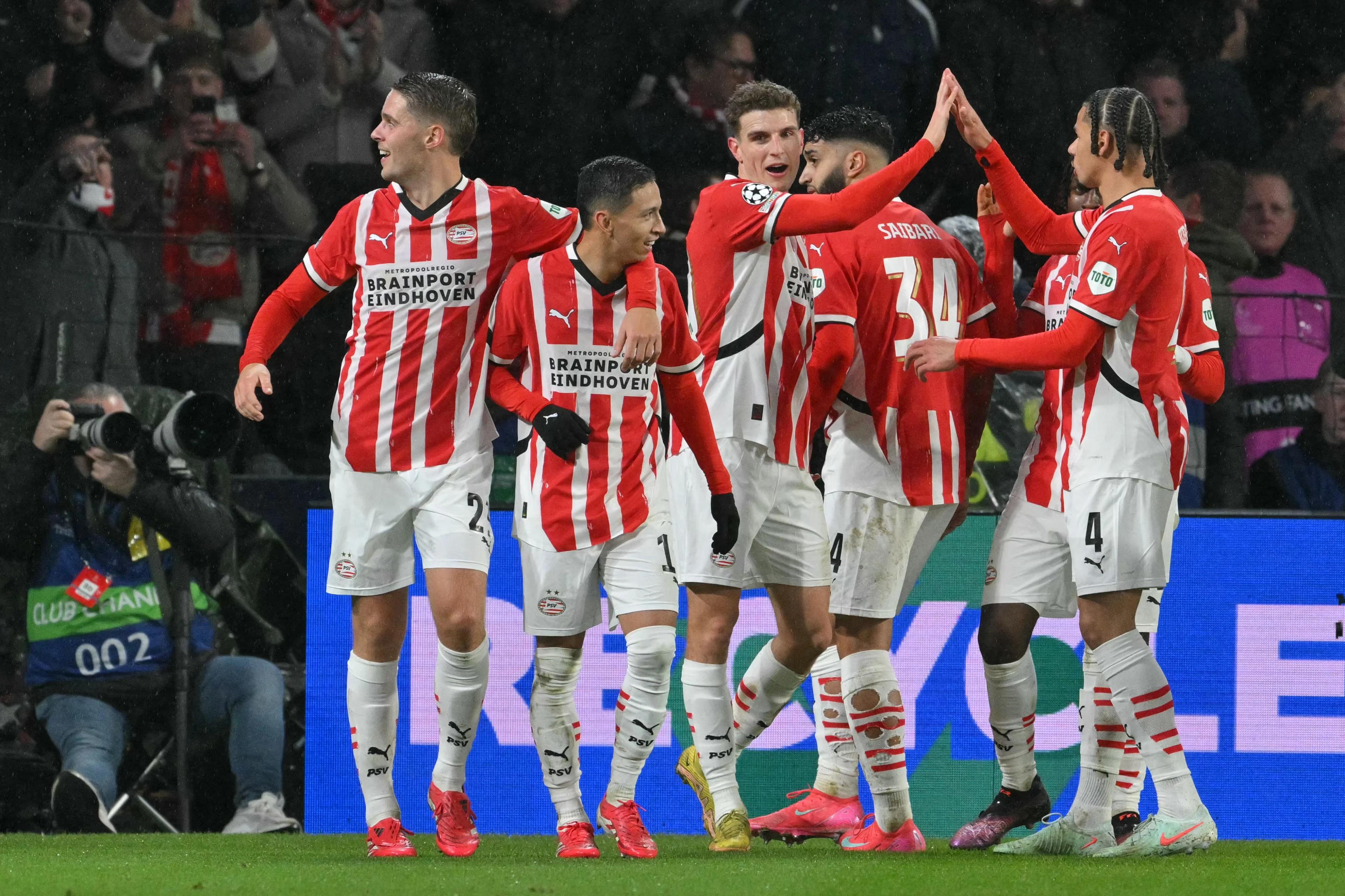 PSV klopt Liverpool (3-2) en plaatst zich voor tussenronde Champions League